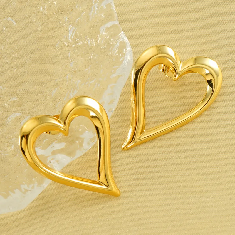 Wholesale Fashion Jewelry Girls Earrings 18k Gold Plated Big Hollow Stainless Steel Heart Stud Earrings Heart Earrings