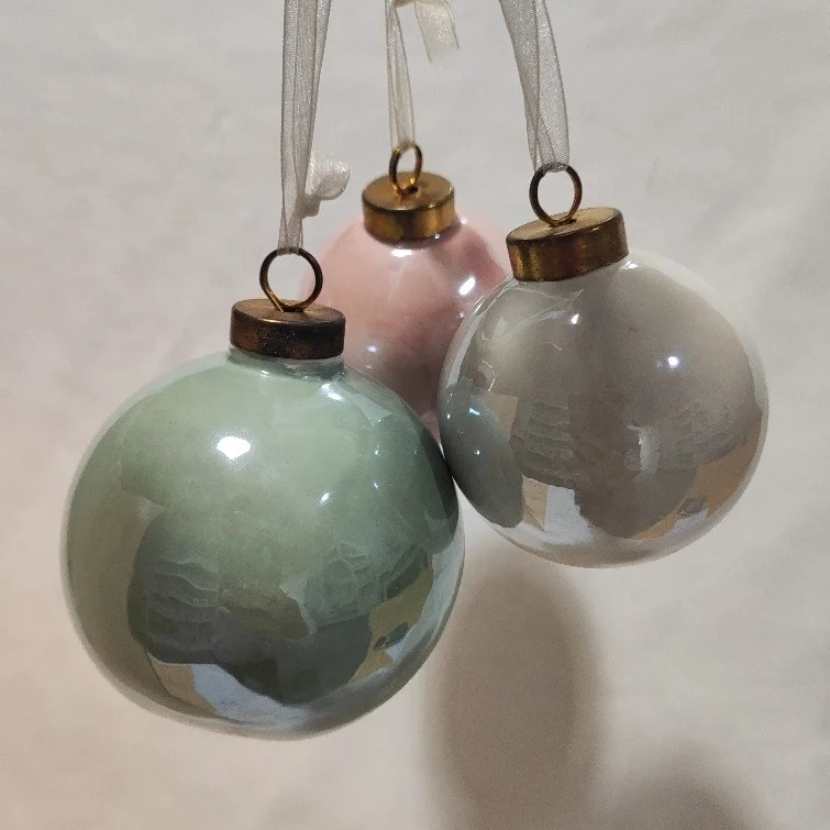 Factory Direct Ceramic Christmas Ball Eco-friendly Home Festival Decor Porcelain X-mas Ball Ornaments for Festival Decor