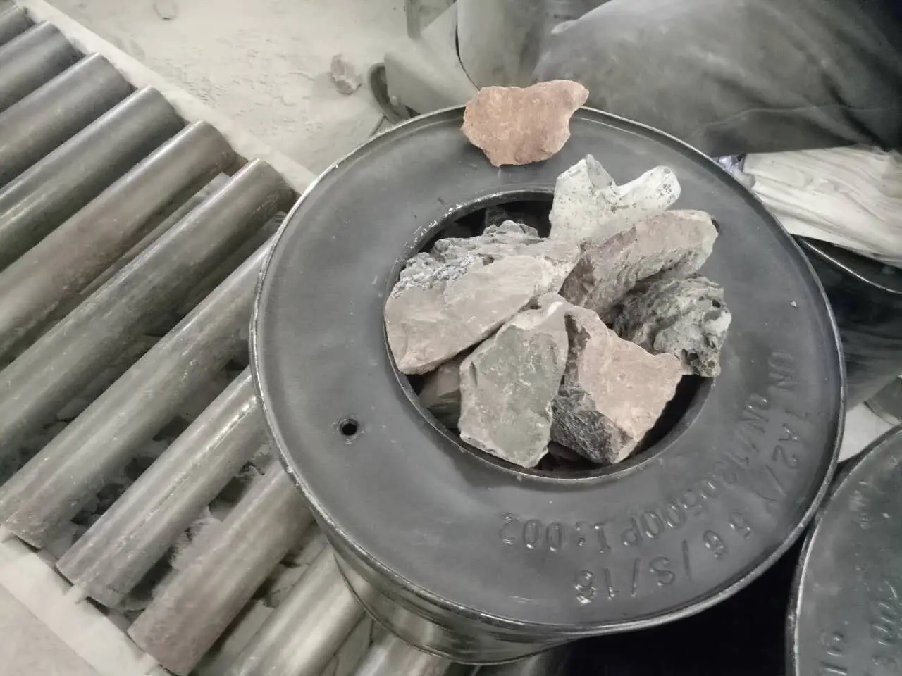 China sale calcium carbide Manufacturer supply price with good quality 295l/kg CaC2