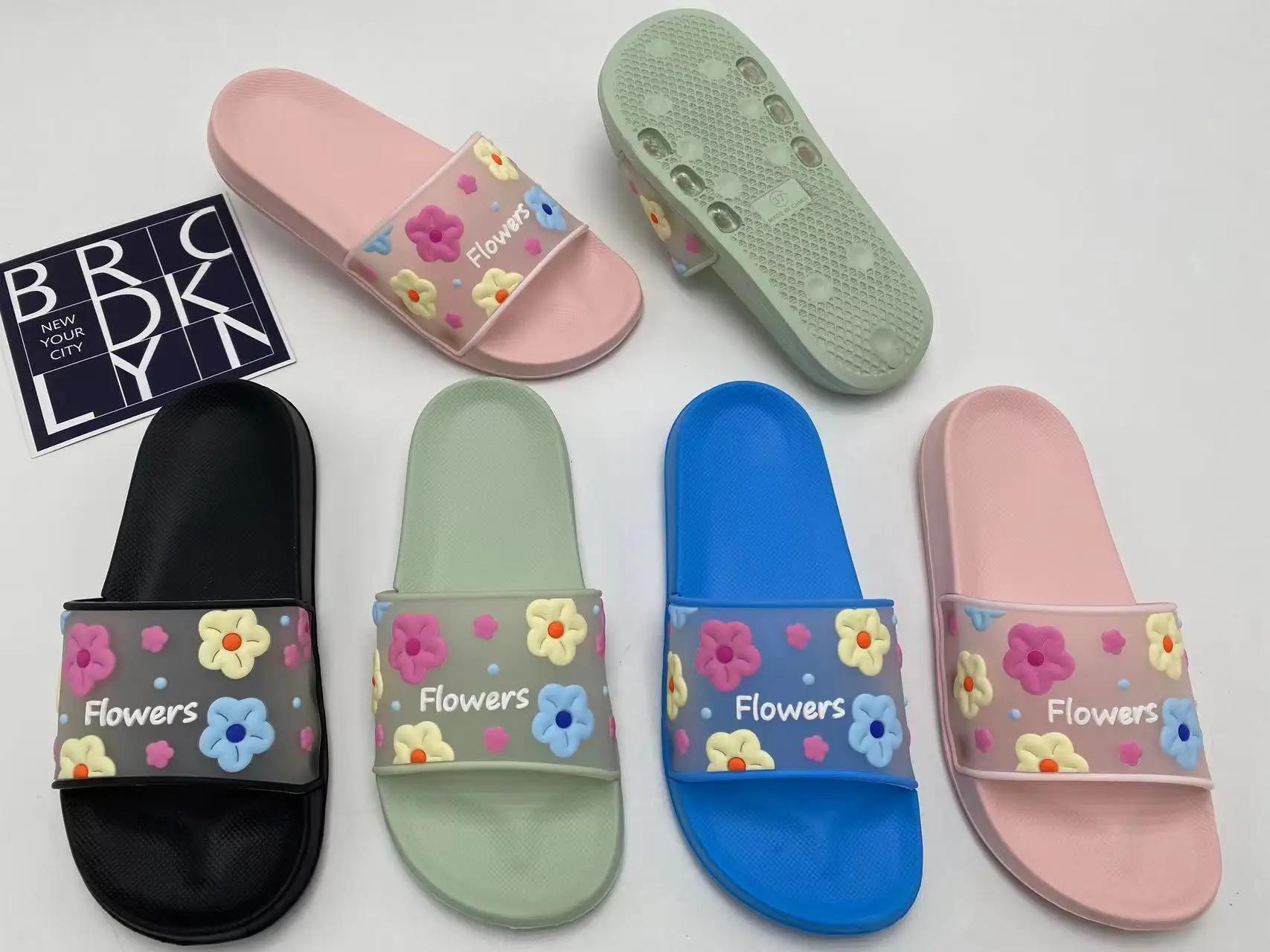 Bosirui Fashion ladies casual slippers non-slip bathroom slippers for kids soft sole slippers Flat Transparent Jelly Sandals