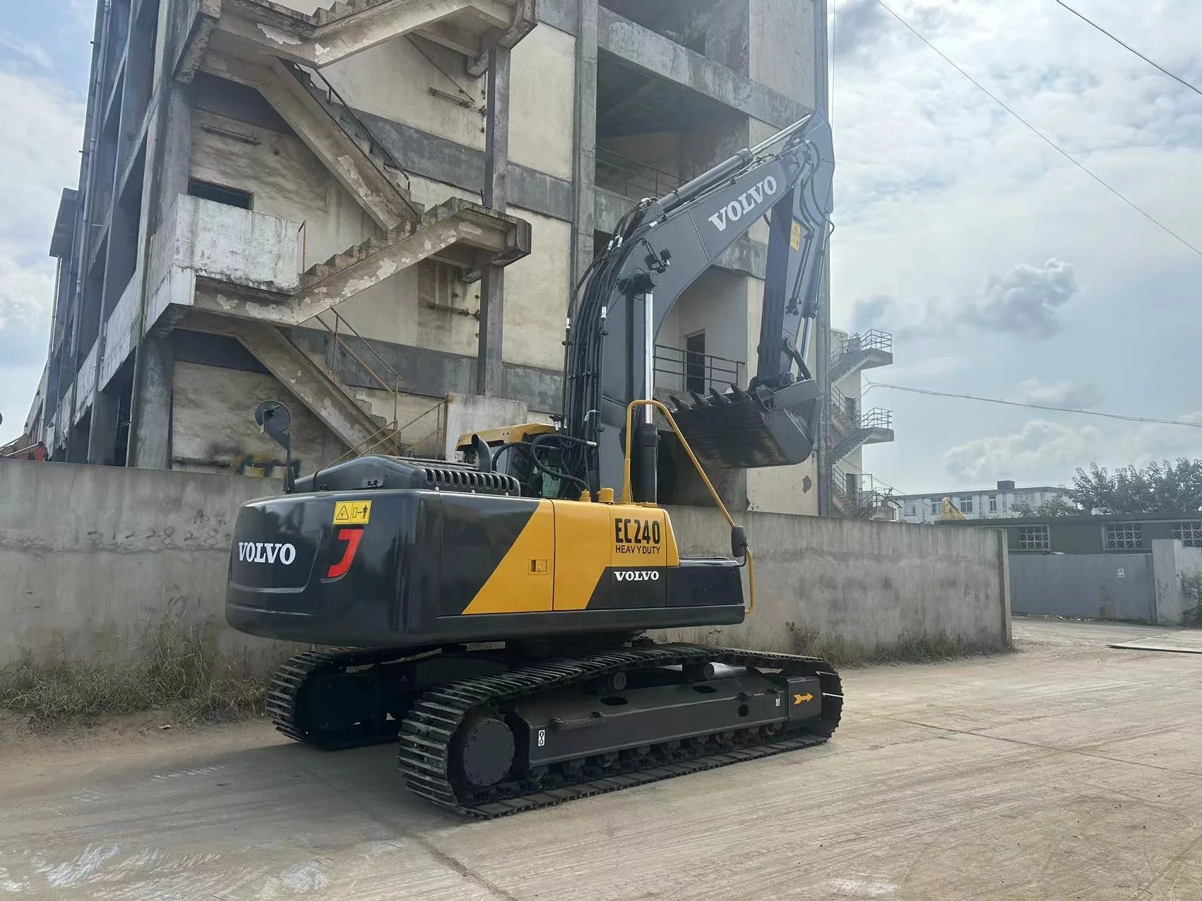 VOLVO EC240 used machinery high quality as well as low mileage fuel-effective