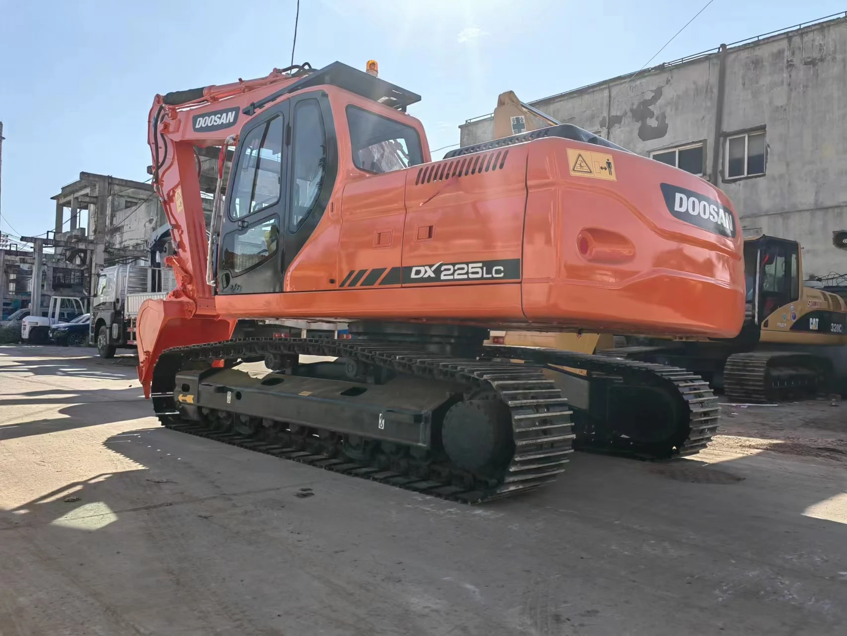Cheap price good discount Doosan used Excavator DX225 for sale