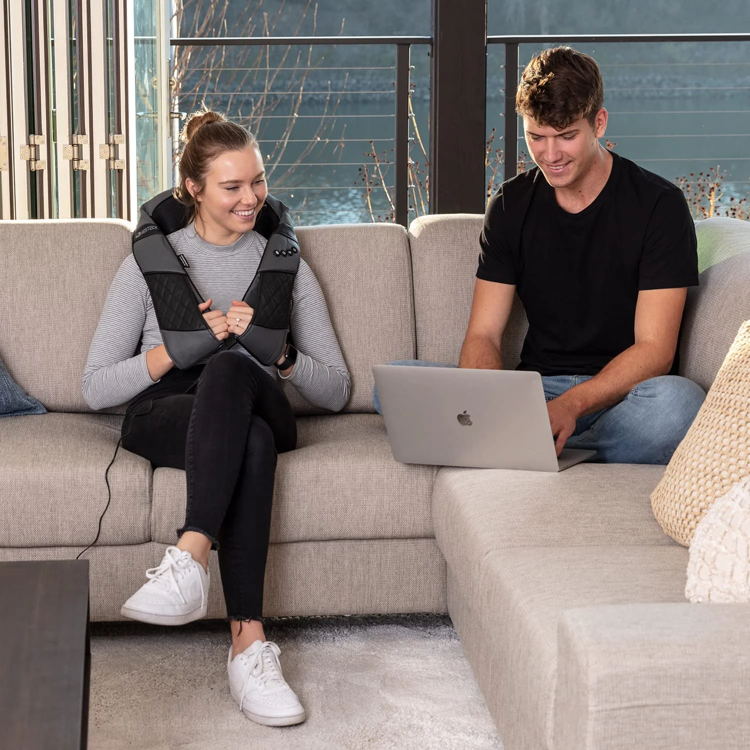 Free sample Electric Neck Massager Shiatsu Neck Shoulder Massager for Car Neck Back Body Massager with Heating