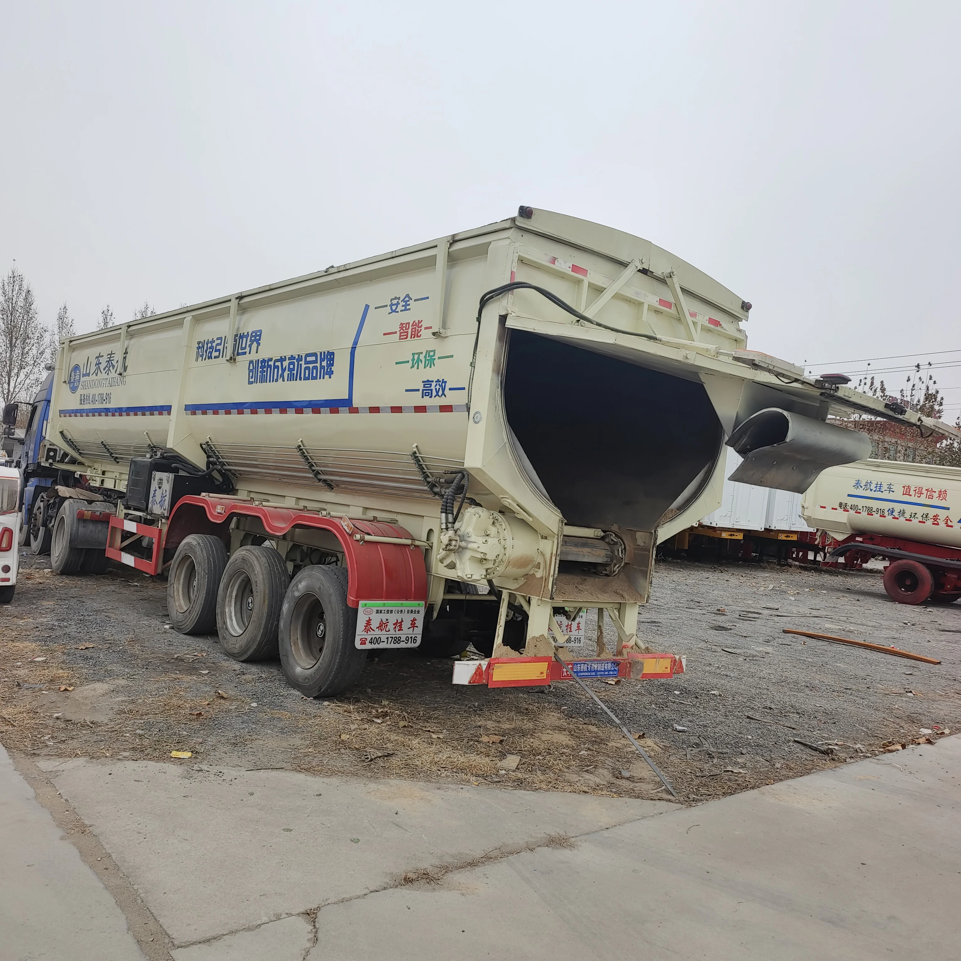 Three-axle scraper dump semi-trailer