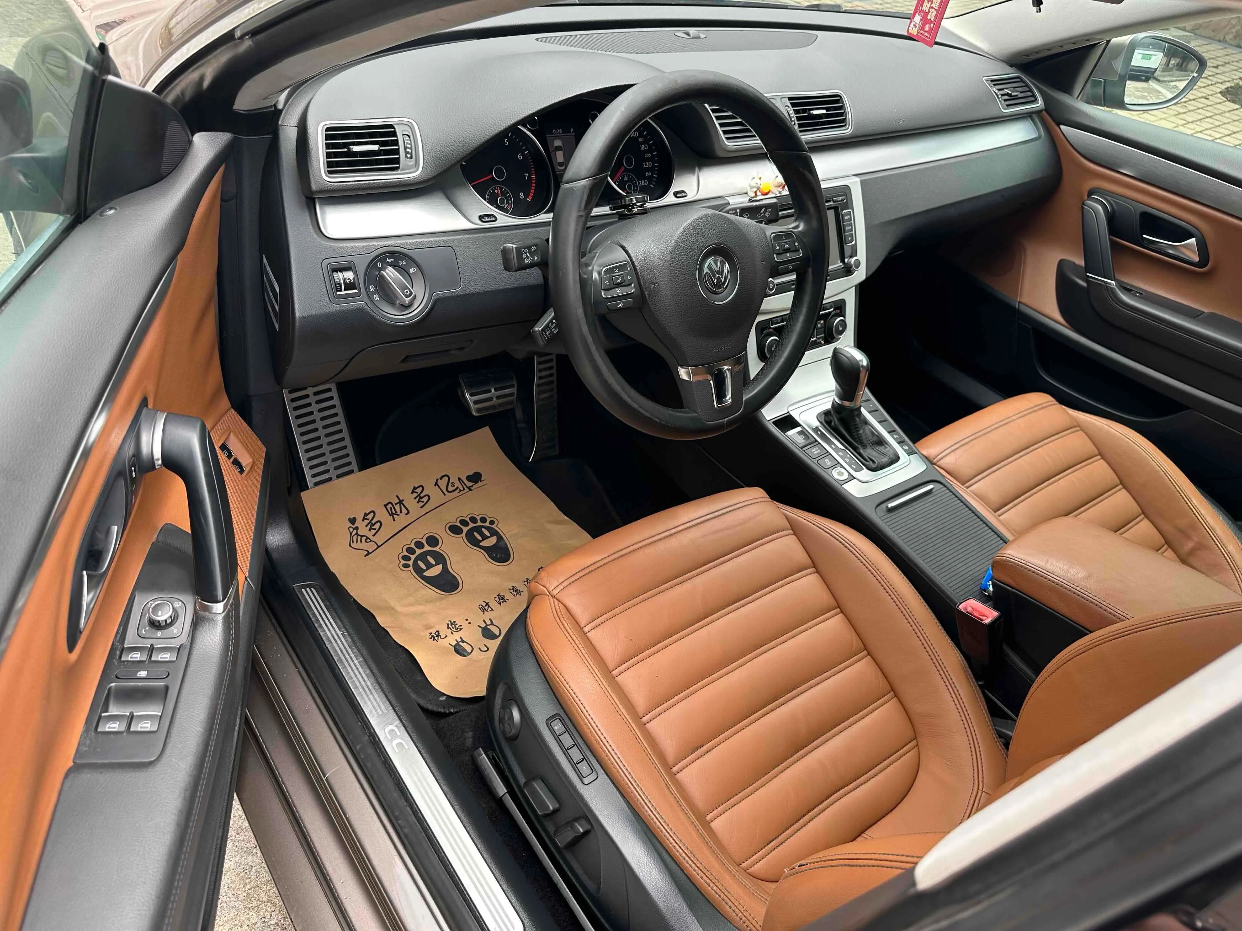 2013 Volkswagen CC Premium модель 2.0TSI с левым кожаным сиденьем на руле