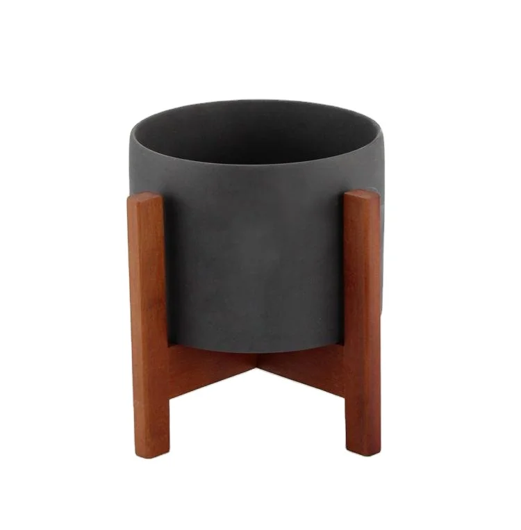 Белые цилиндрические керамические горшки для растений с бамбуковой подставкой