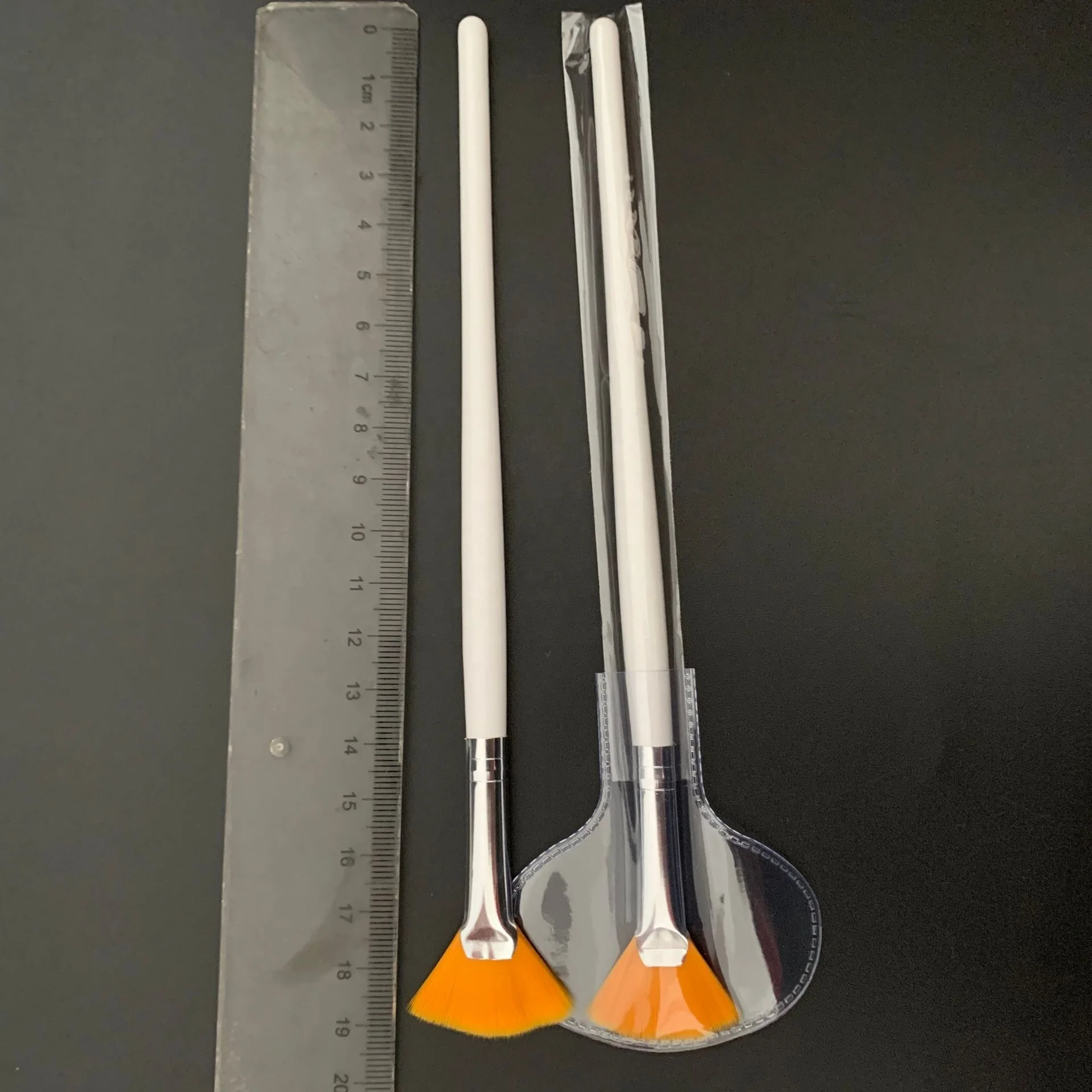 Private Label Small MOQ Glycolic Acid Skin Peeling Synthetic Hair Fan Brush Makeup Brush