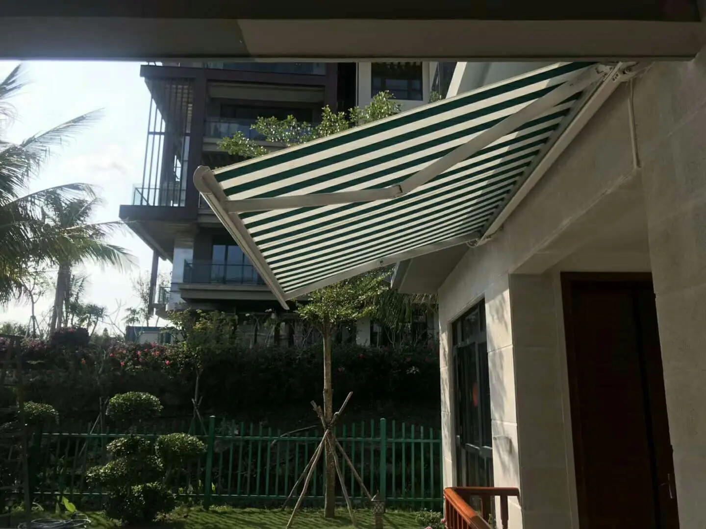 Luxury Motorized Acrylic Waterproof Fabric aluminum awning patio retractable awning Full Cassette Retractable Awning factory