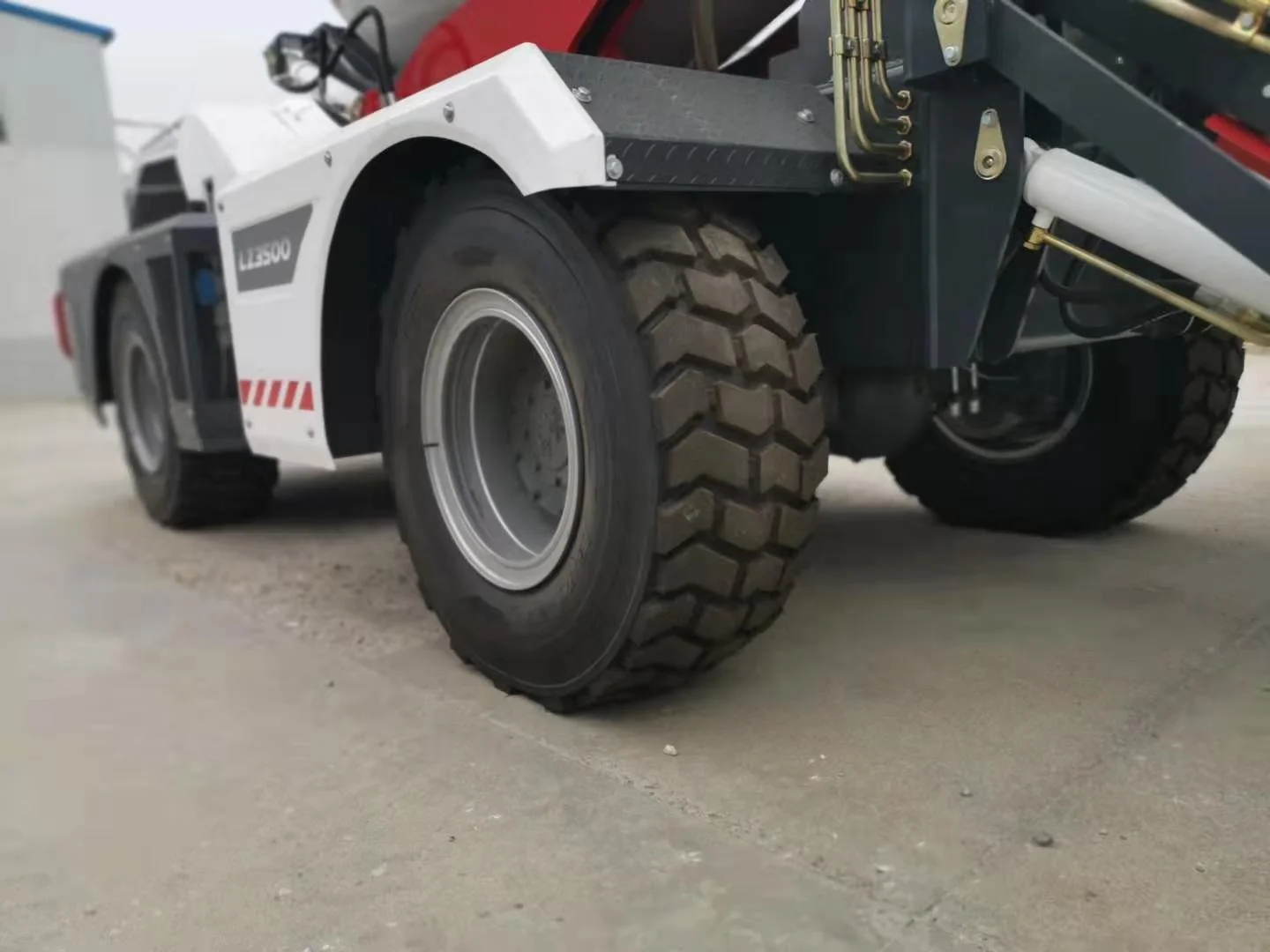 luzun professional factory 3.5cbm new design cheap price self-feeding mobile multi-function concrete mixer machine