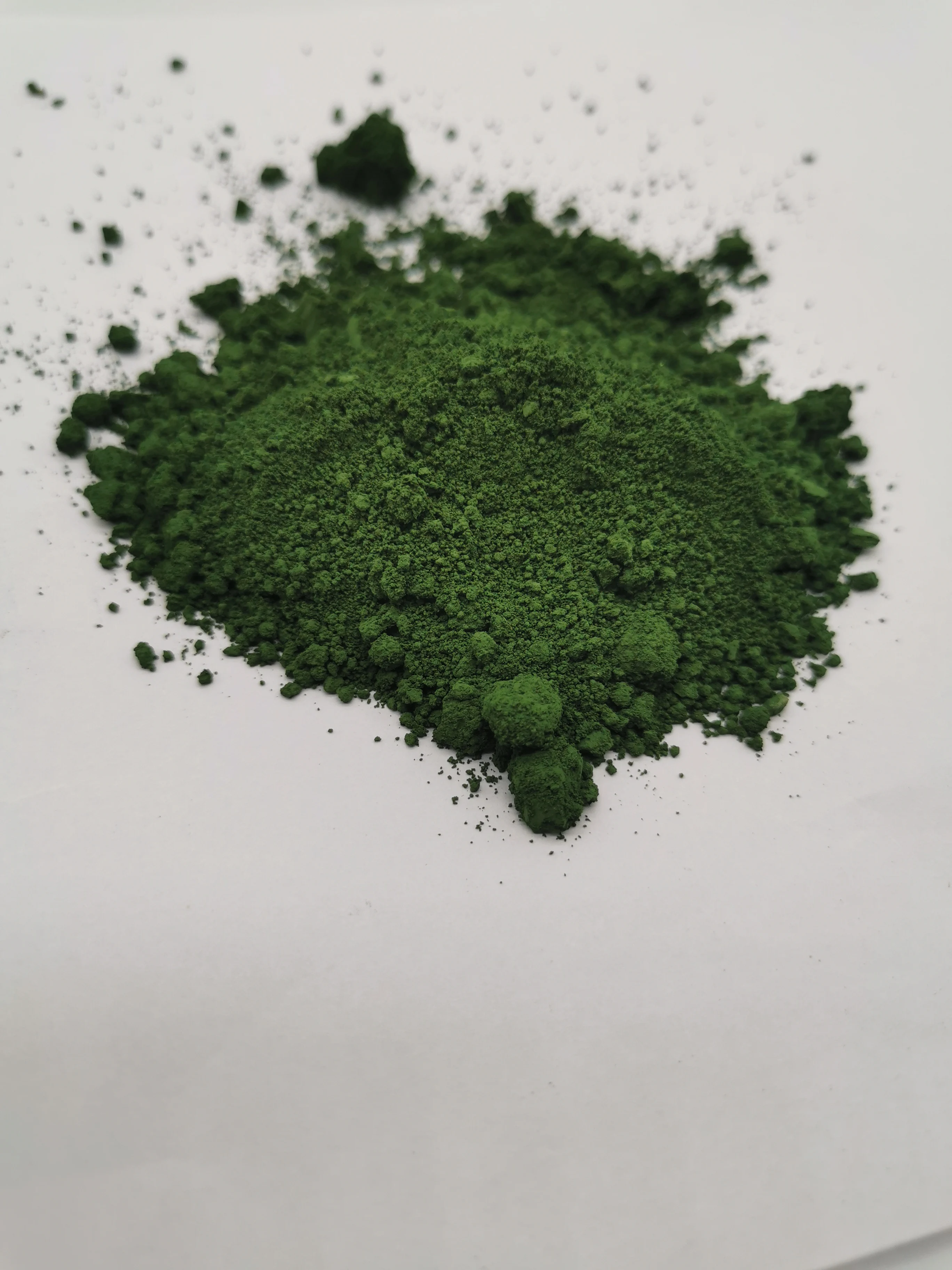 Superfine chrome oxide green, clear light powder