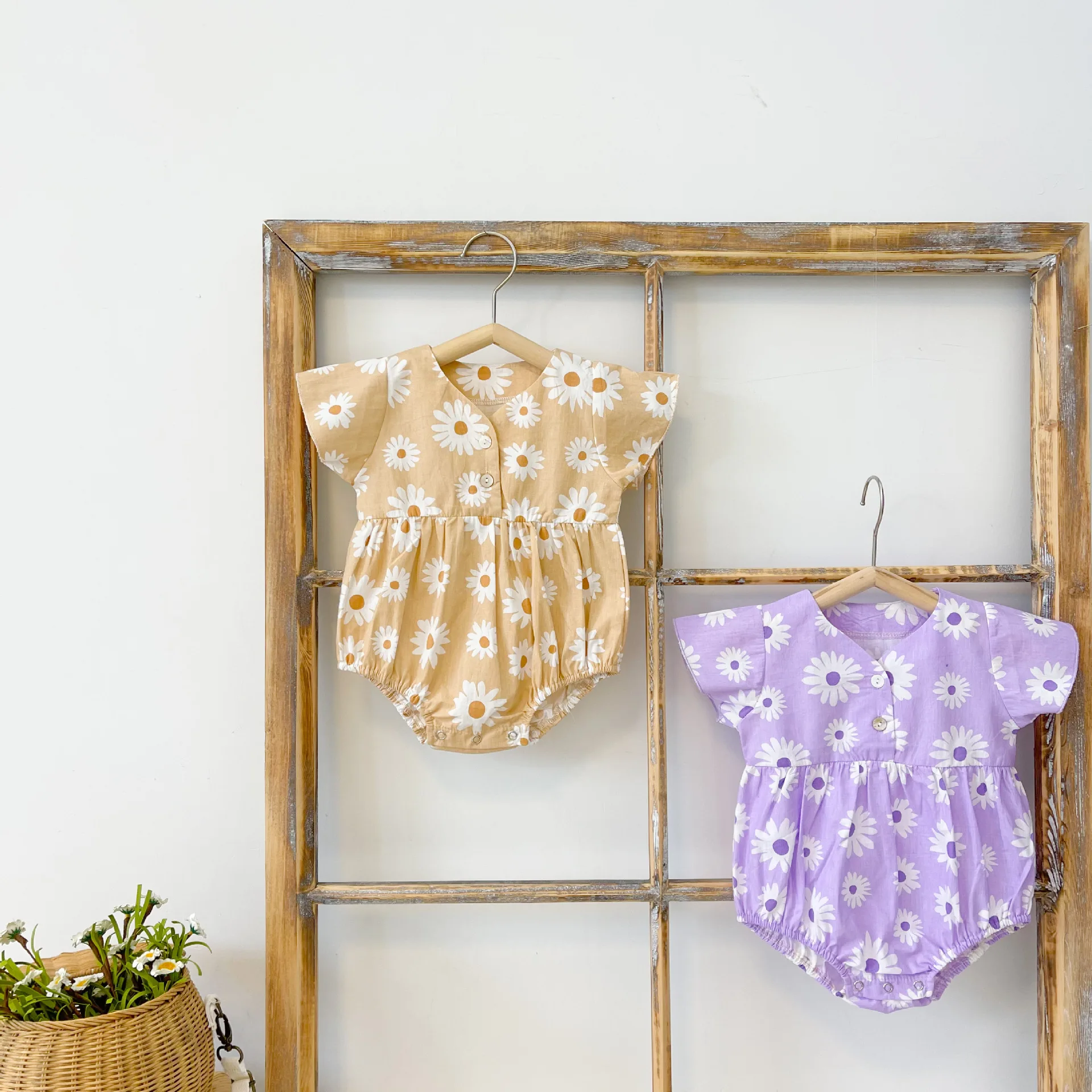 Baby summer clothes baby rompers short-sleeved bag fart clothes Korean version of the small daisy girl baby onesie go out romper