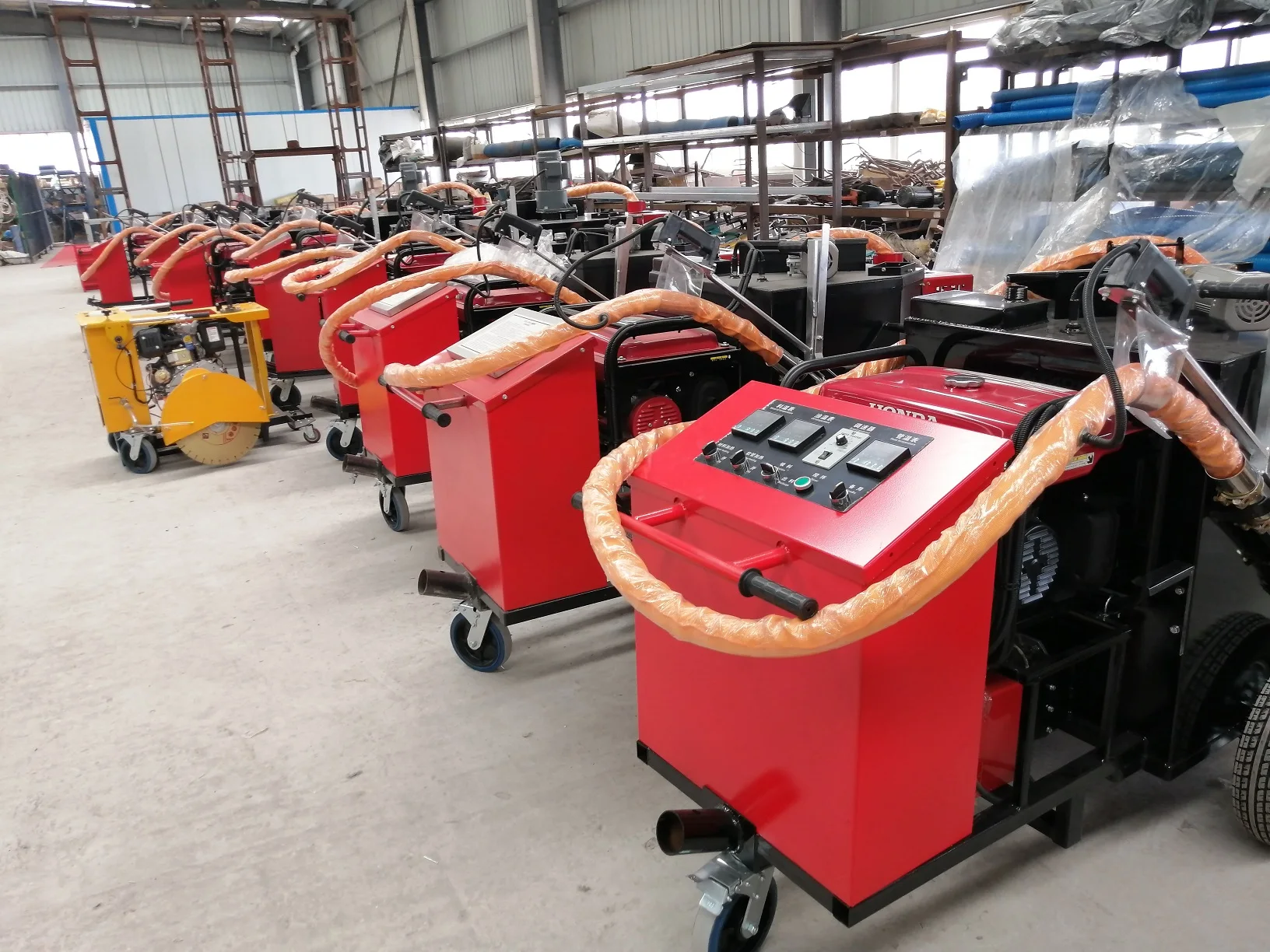 Машина для запечатывания трещин и 100 л товары ремонта подъездной дорожки