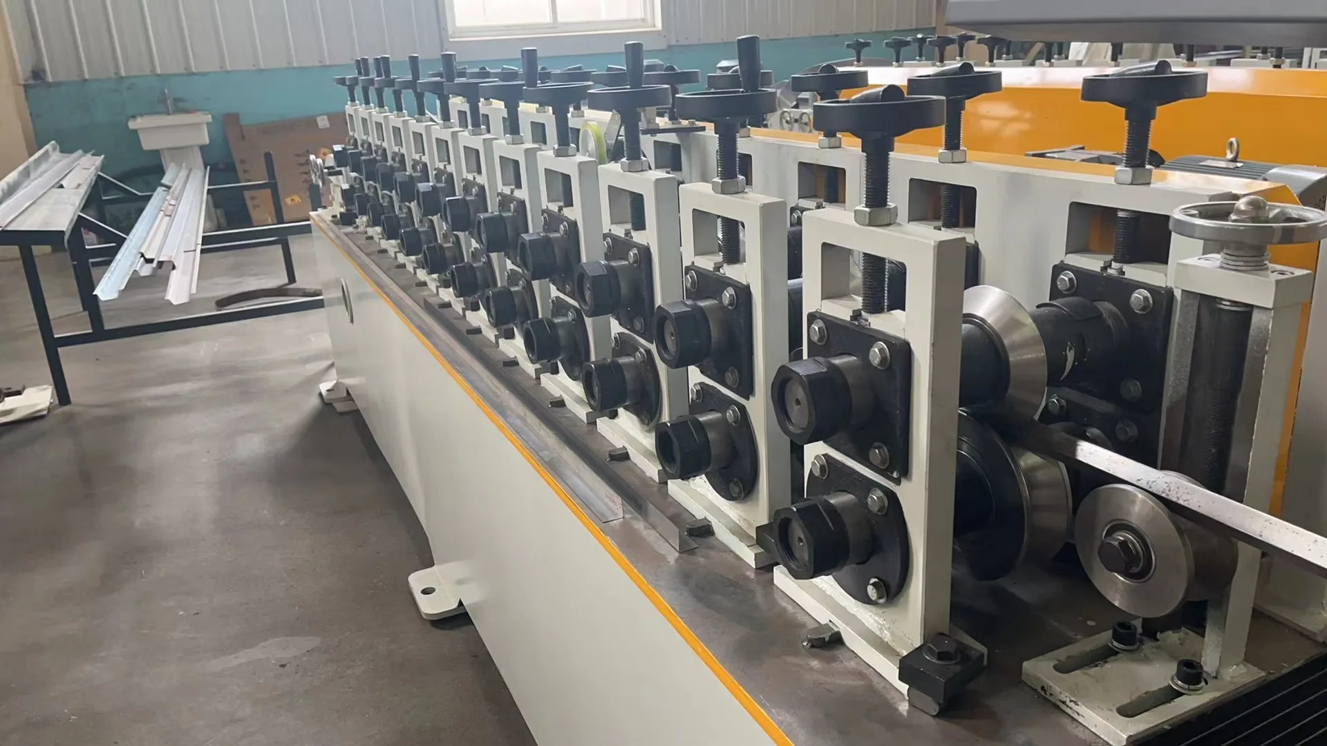 HAIDE New Product Heat Factory Direct Sales Dry Wall Metal Channel Steel C-shaped Stud U-shaped Track Rolling Forming Machine