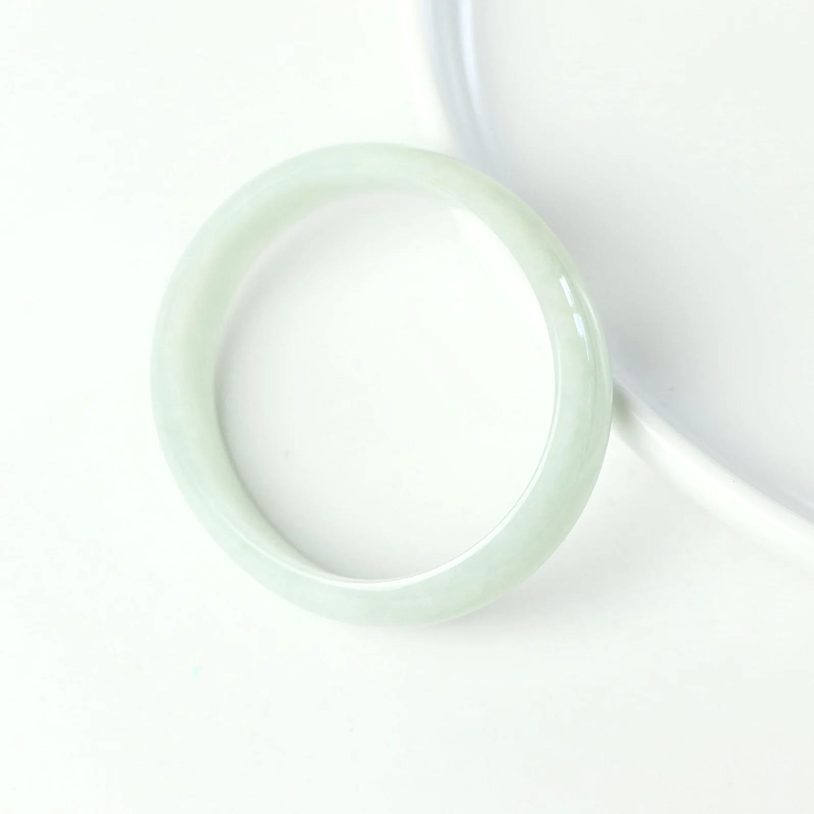 South Asia, Yingrun Light Green Is a Small Flaw in the New Chinese Plain Circle Tide Minority Safe Transit Jade Bangle