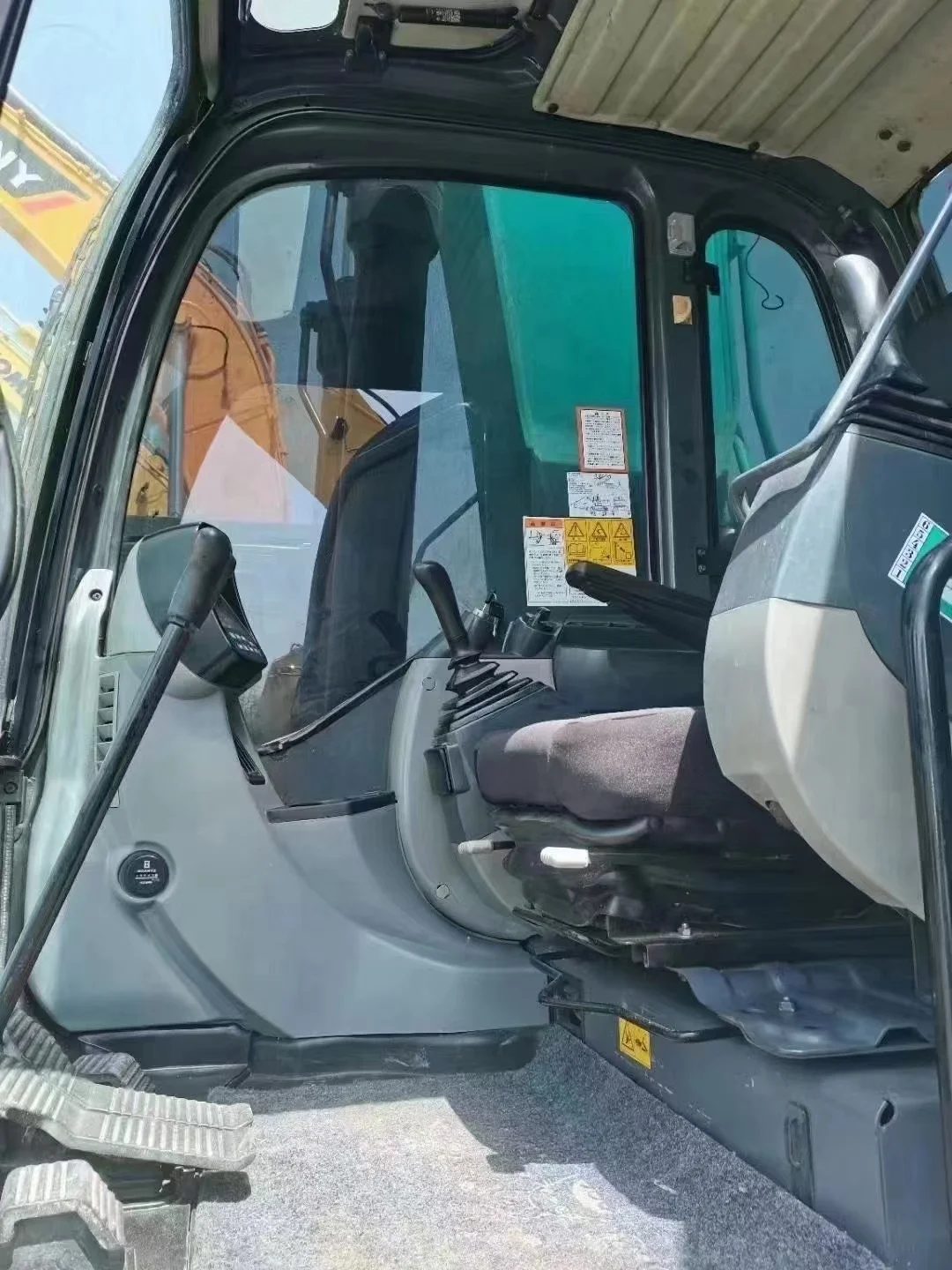 Best Price 95% New Original Japan Used Rubber Tracked Machinery Kobelco Excavator SK200-8 For Sale