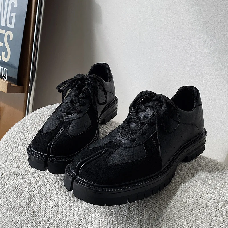 ODM&OEM Unisex Size 36-44 Split Toe Flat Shoes Logo Custom Black Leather Thick Sole Women Men Tabi Platform Sneakers