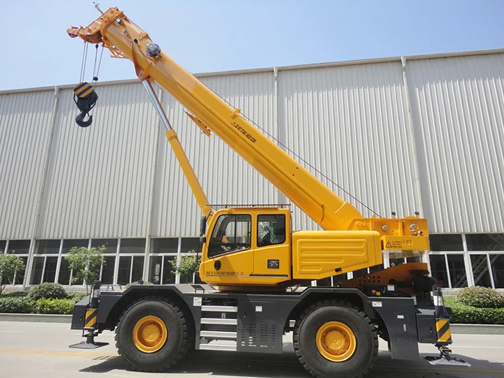 Hydraulic Telescopic 4-Section Boom XCR55L4 55ton Rough Terrain Crane 49.6m