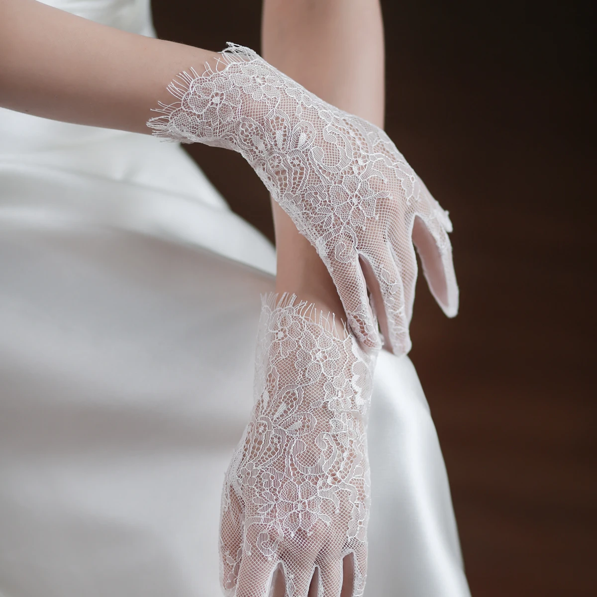 WG062 Exquisite Wedding Bridal Short White Gloves Tulle Lace Finger Wrist Brides Bridesmaid Gloves Women Marriage Accessories