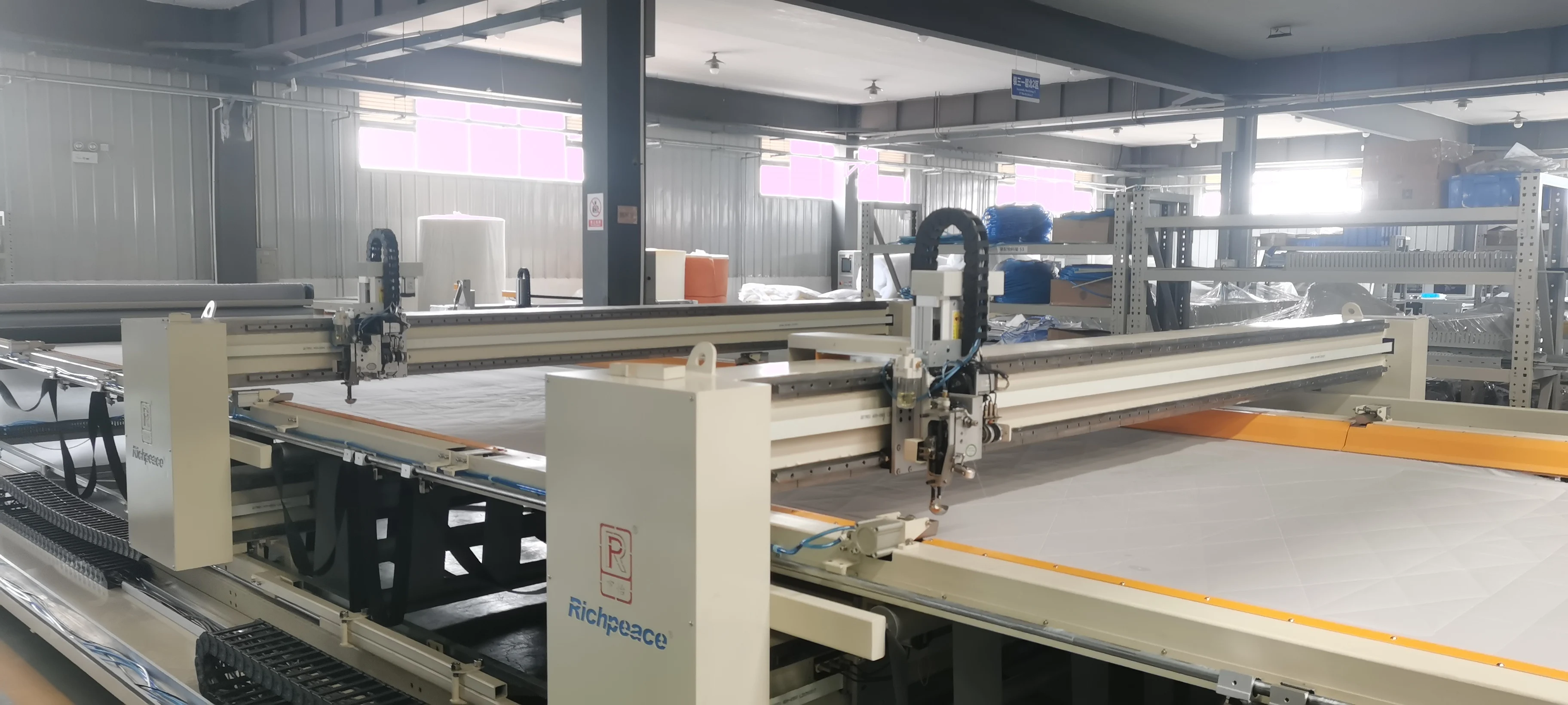  Компьютеризированная автоматическая стеганая машина Richpeace (непрерывная подача)