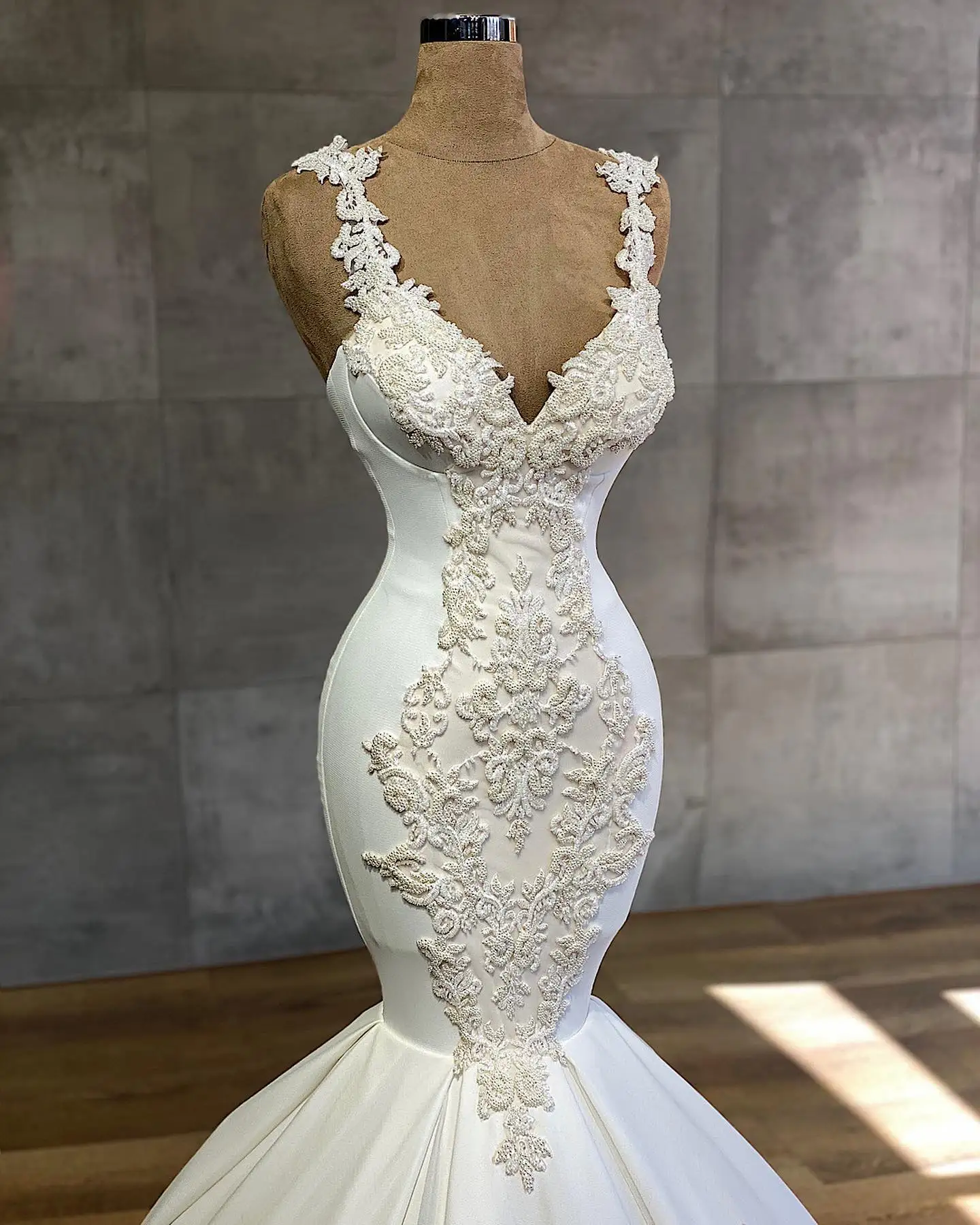 Factory wholesale sleeveless seductive maxi luxury v neck white mermaid wedding dress