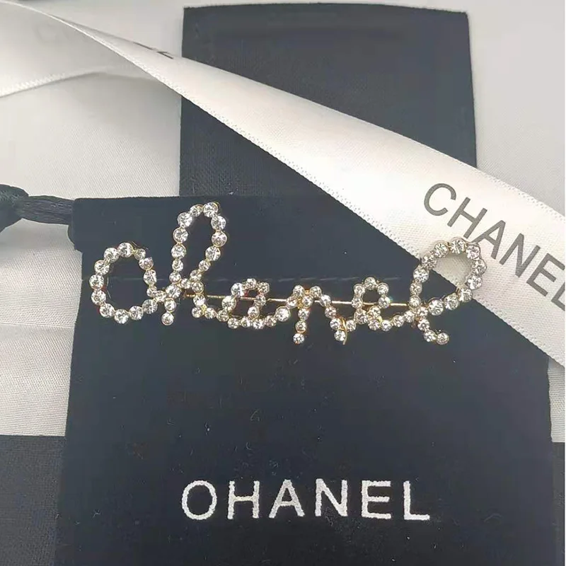 Popular Designer Brand Super Flash Rhinestone Letter Brooch Temperament Joker Suit Exquisite And elegant Accessories Pin