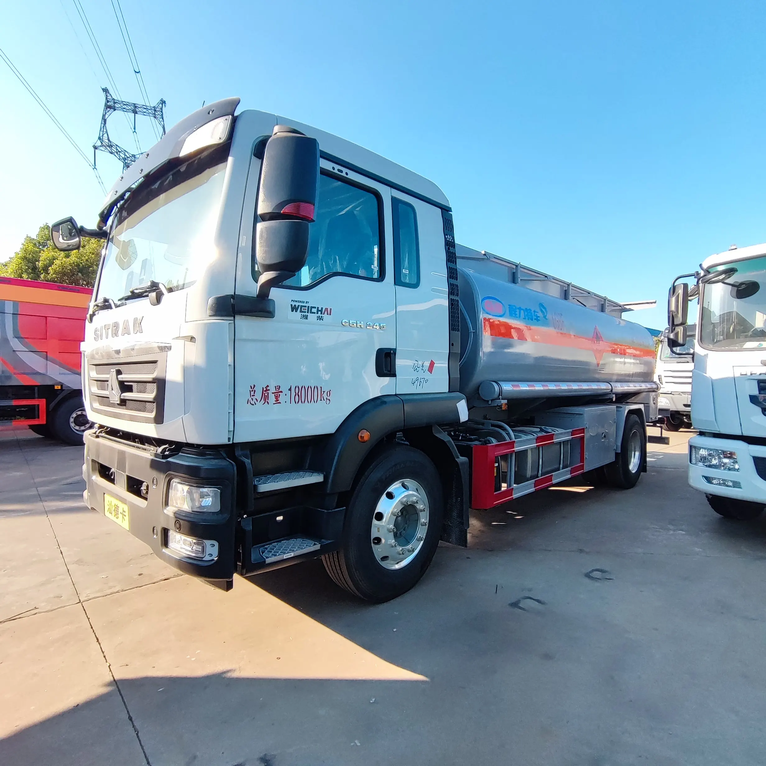 SINOTRUK Fuel Truck 8000 liters Refueling Diesel Tank WEICHAI Engine  Stainless steel  Mobile Refueling Vehicle