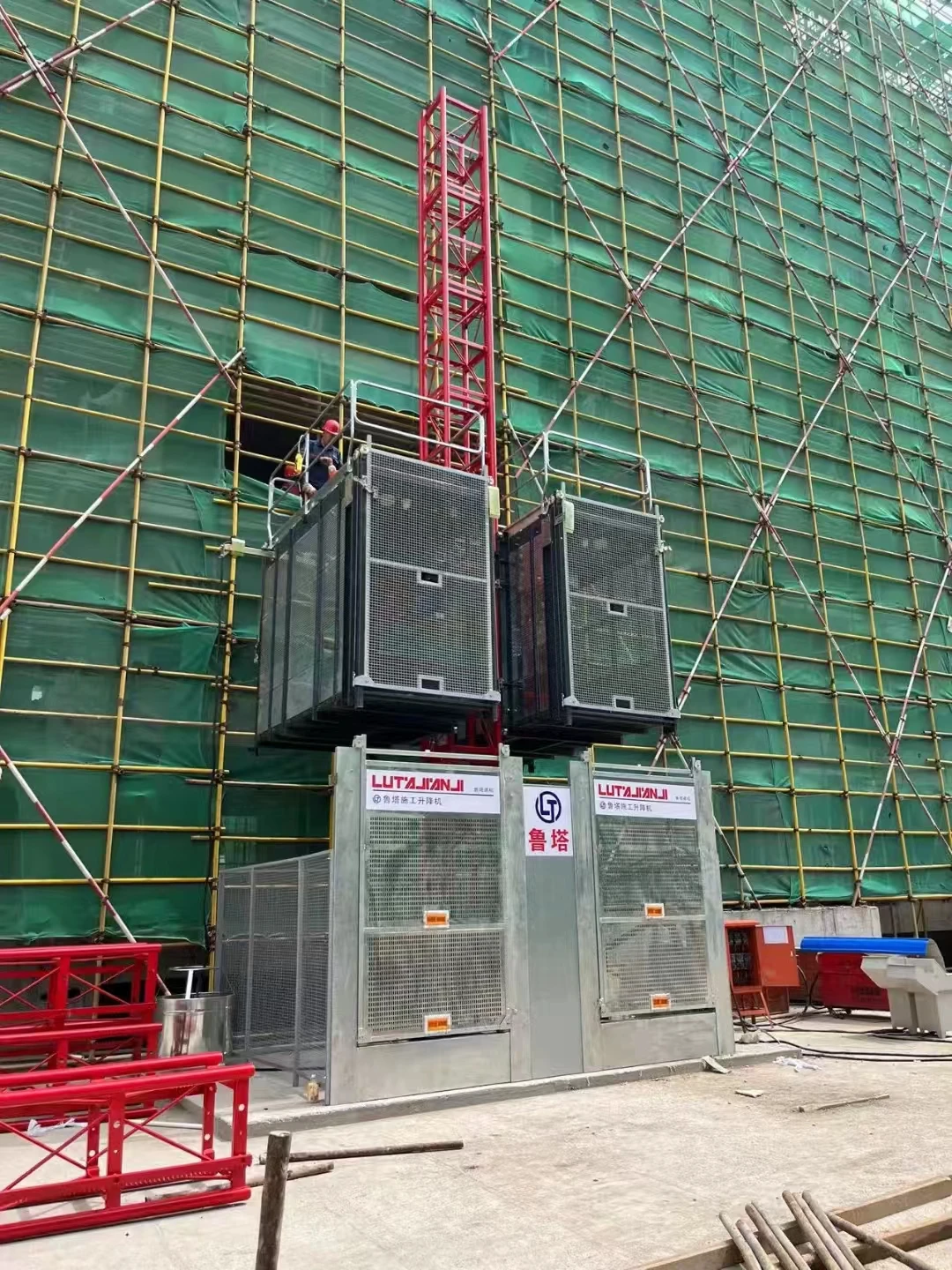 China popular SC100/100 construction material hoist with double cage