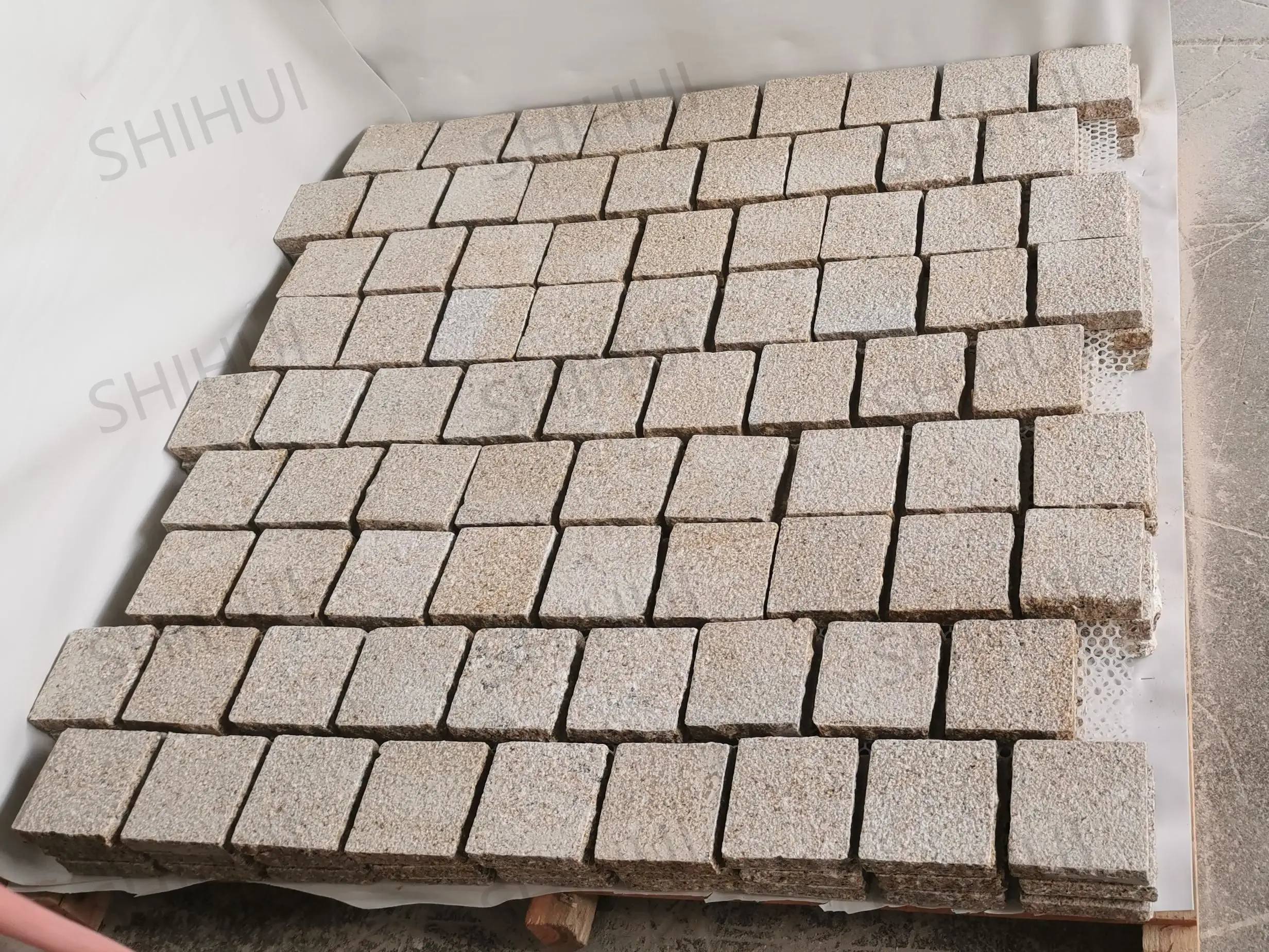 SHIHUI G682 Granite Cube Brick Pattern Brush-Hammered Surface Split Edge Paving Stone Mesh Cobblestone for Outdoor Pavers