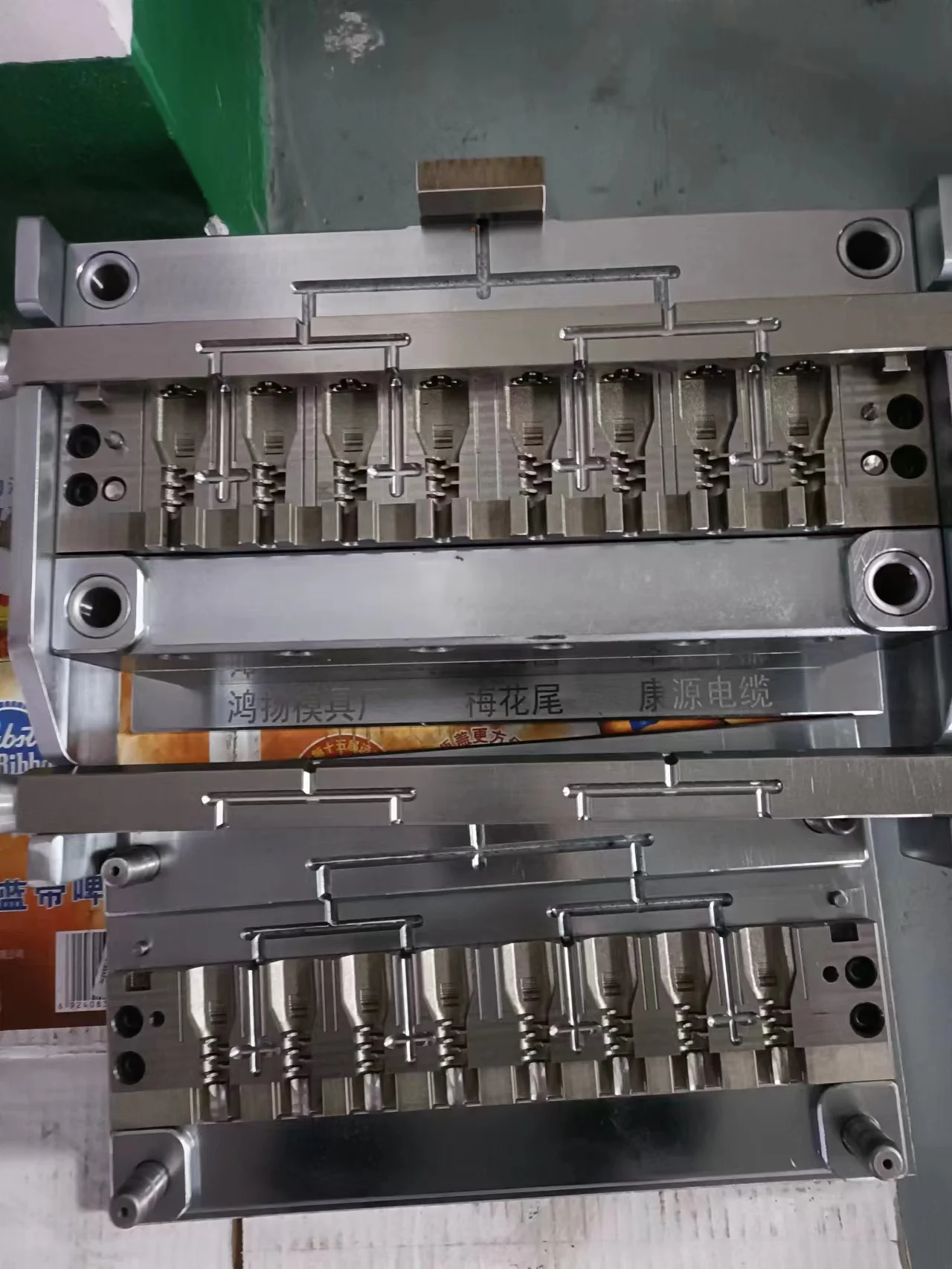 Manufacturing European Schuko AC DC Power Cord 2 Round Pin Plug 3 Pin Male Plug Plastic Injection Mold Price