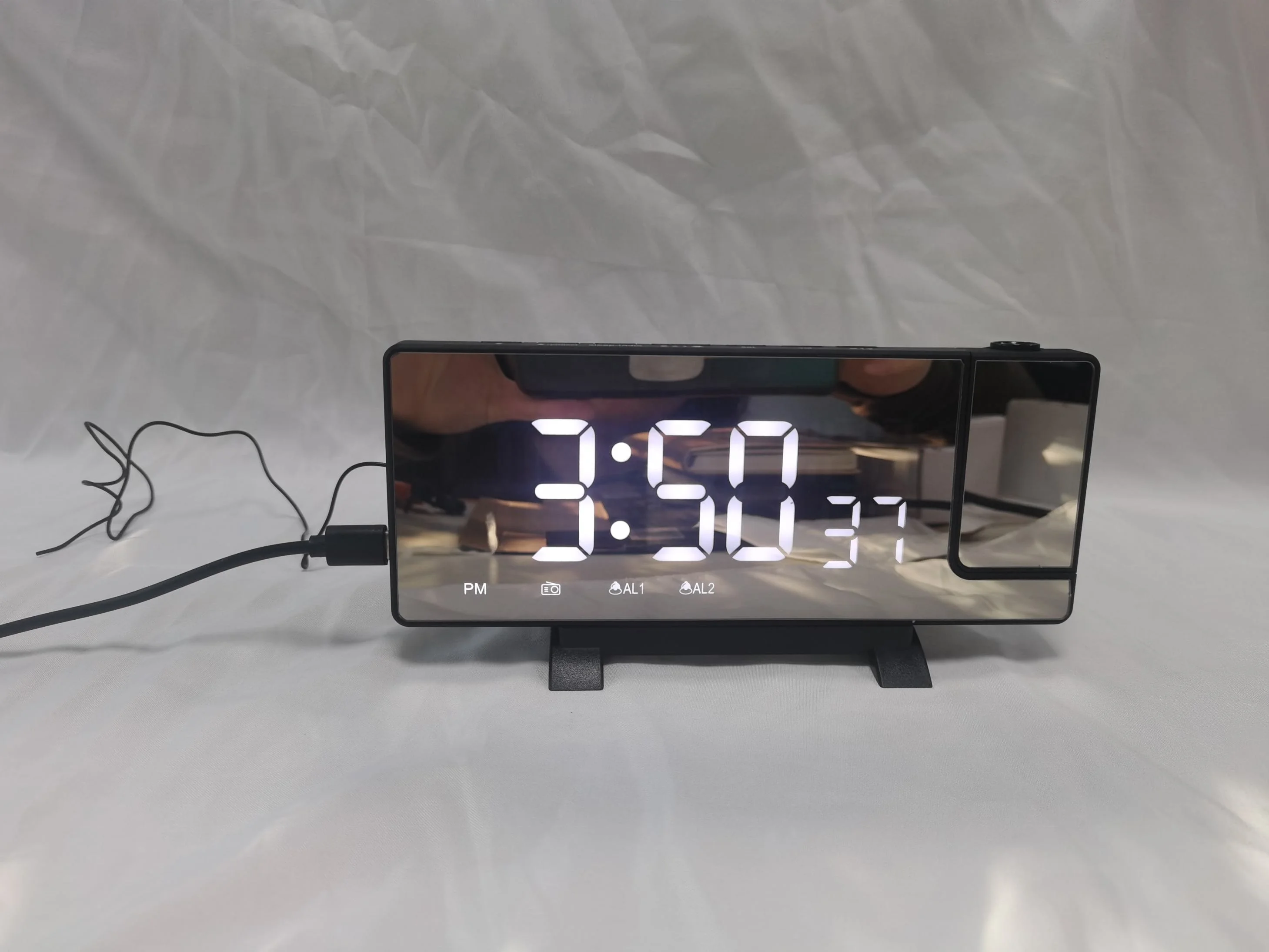 2022 New Digital Projection Desk Table Clock With Radio Projector Display Phone Charger Desktop alarm clock projection function