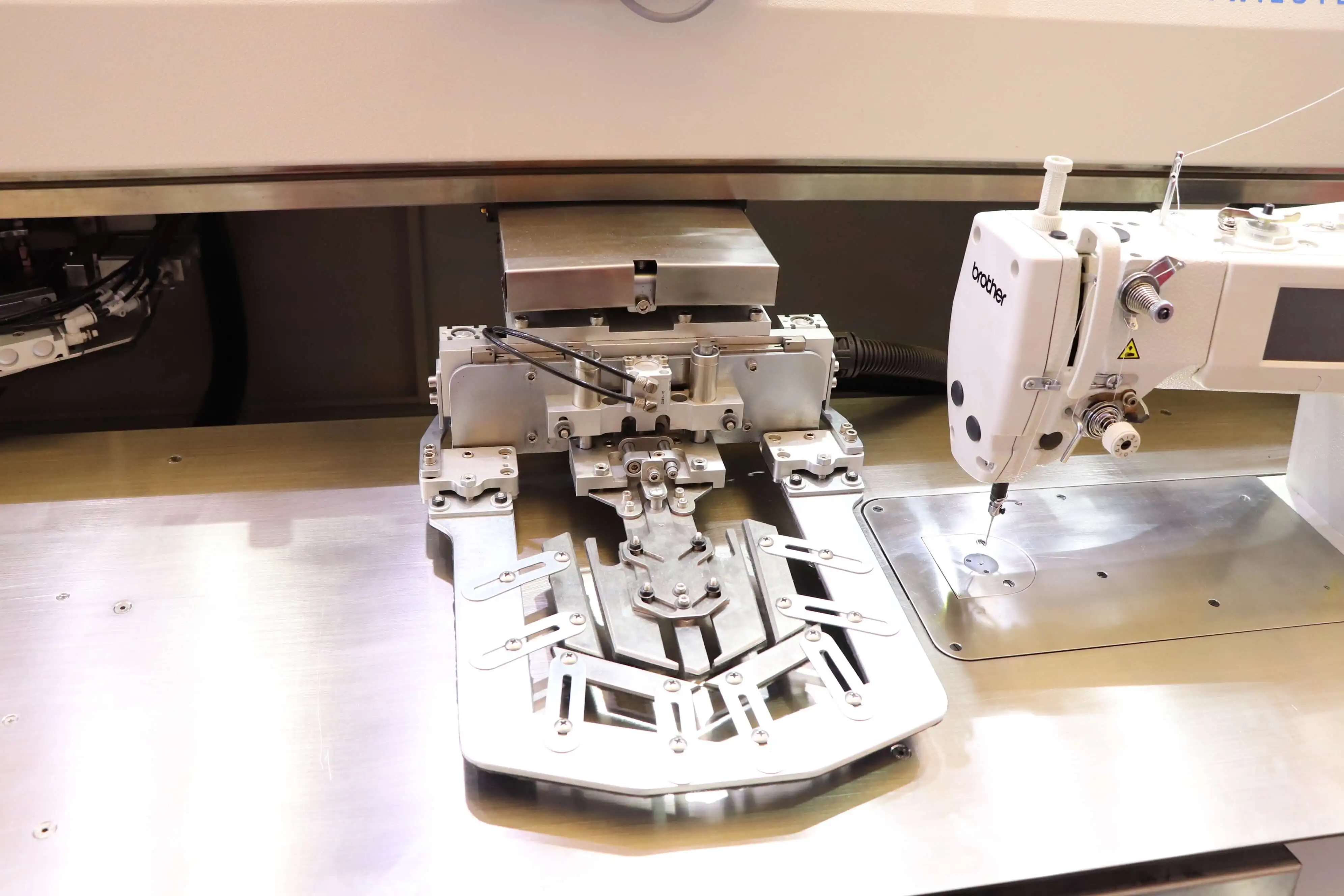 ZY9000TDB Fully Automatic CNC Pocket Attaching Industrial Sewing Machine