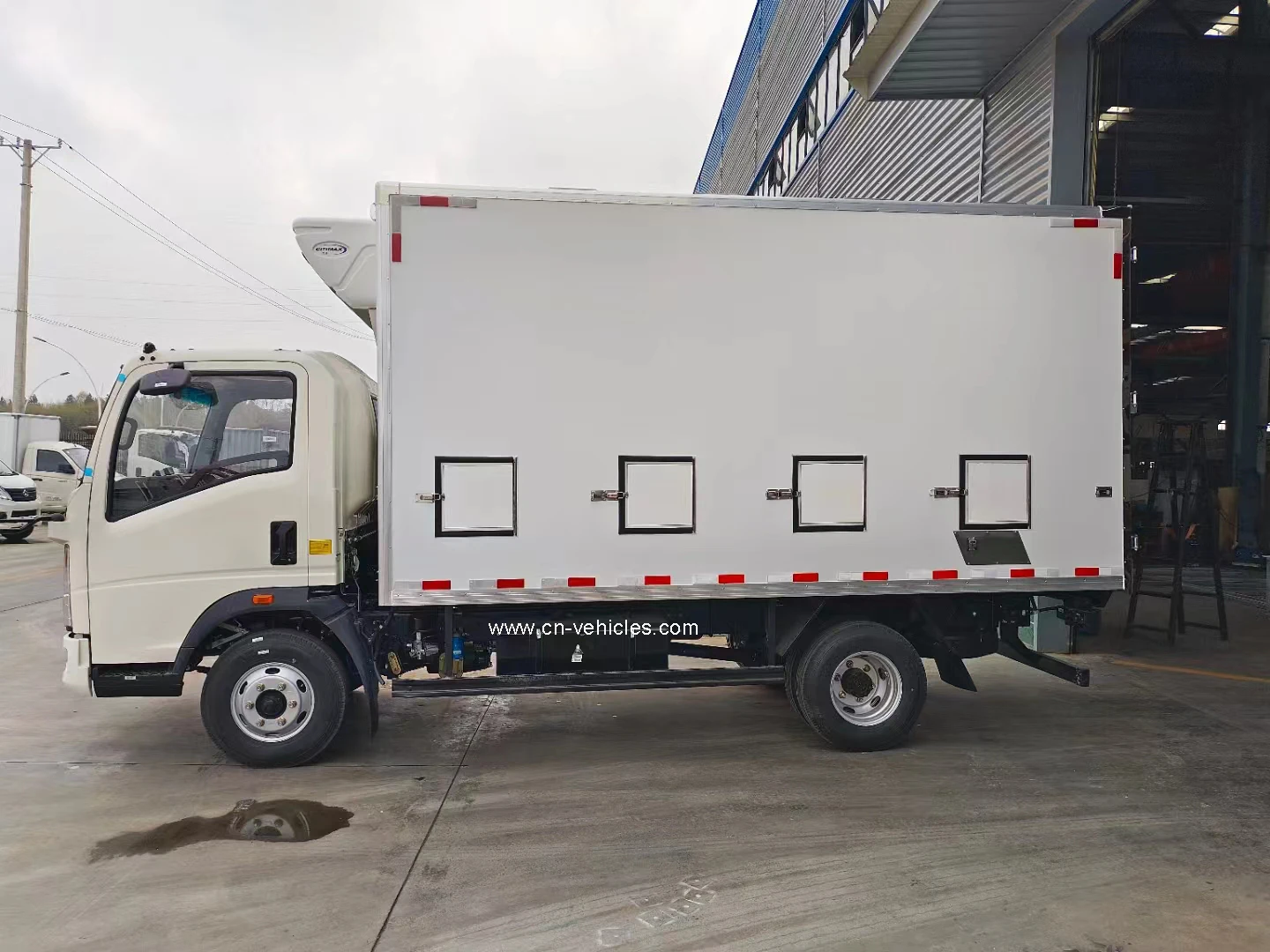 HOWO 5Ton Live poultry carrier truck Chicken piglets Transport Truck with stainless steel compartment box