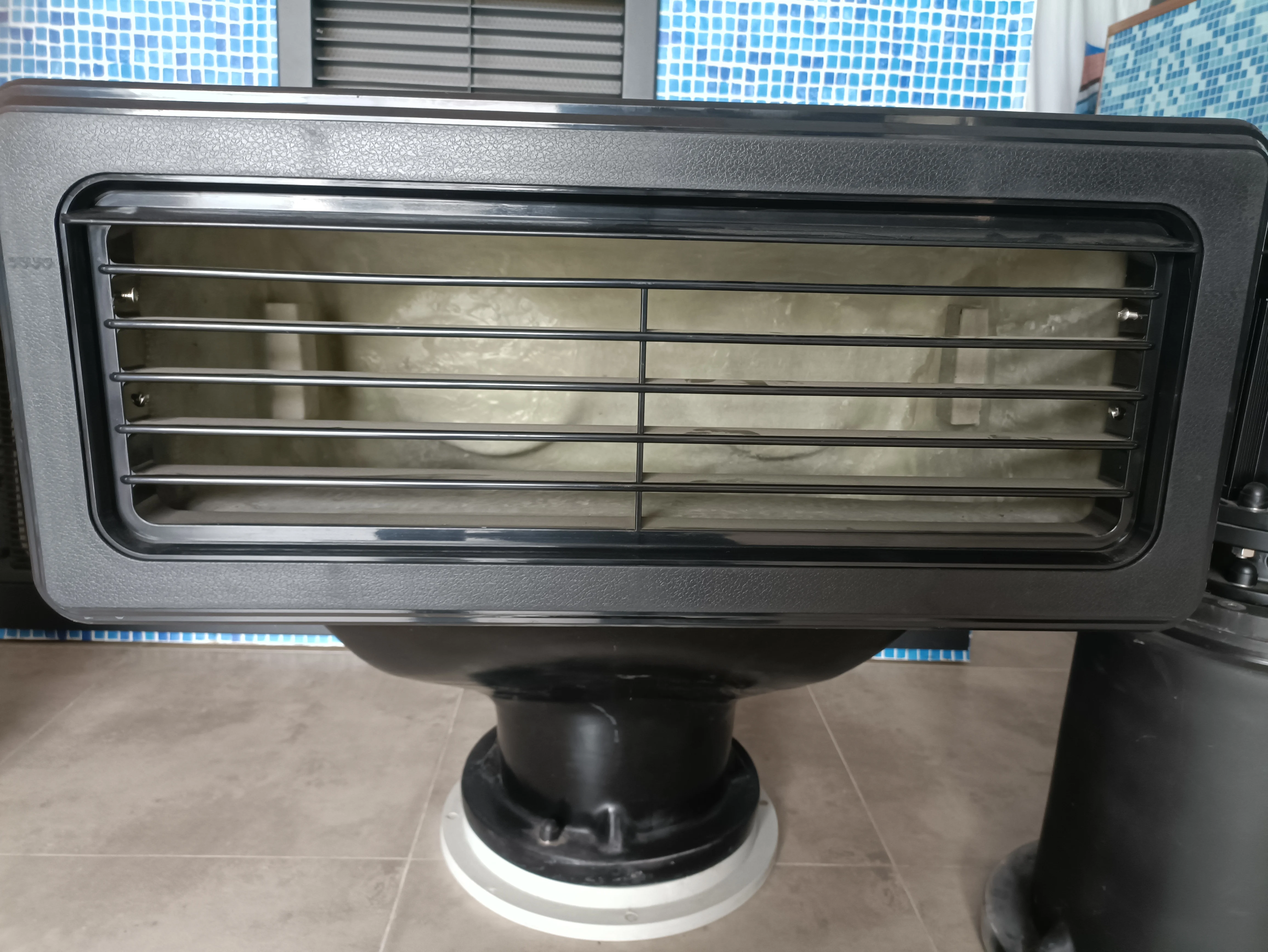 Embedded swimming pool mechanical spray wave pool making machine