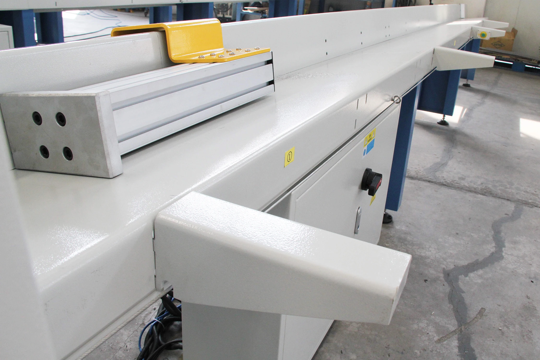 Heavy duty PLC automatic wood pallet board circular saw sawmill cross cut off saw production line