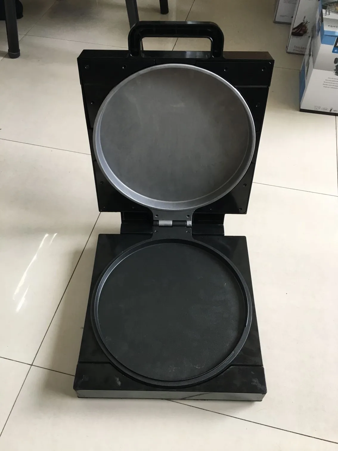 Easy operated non stick electric pizza maker