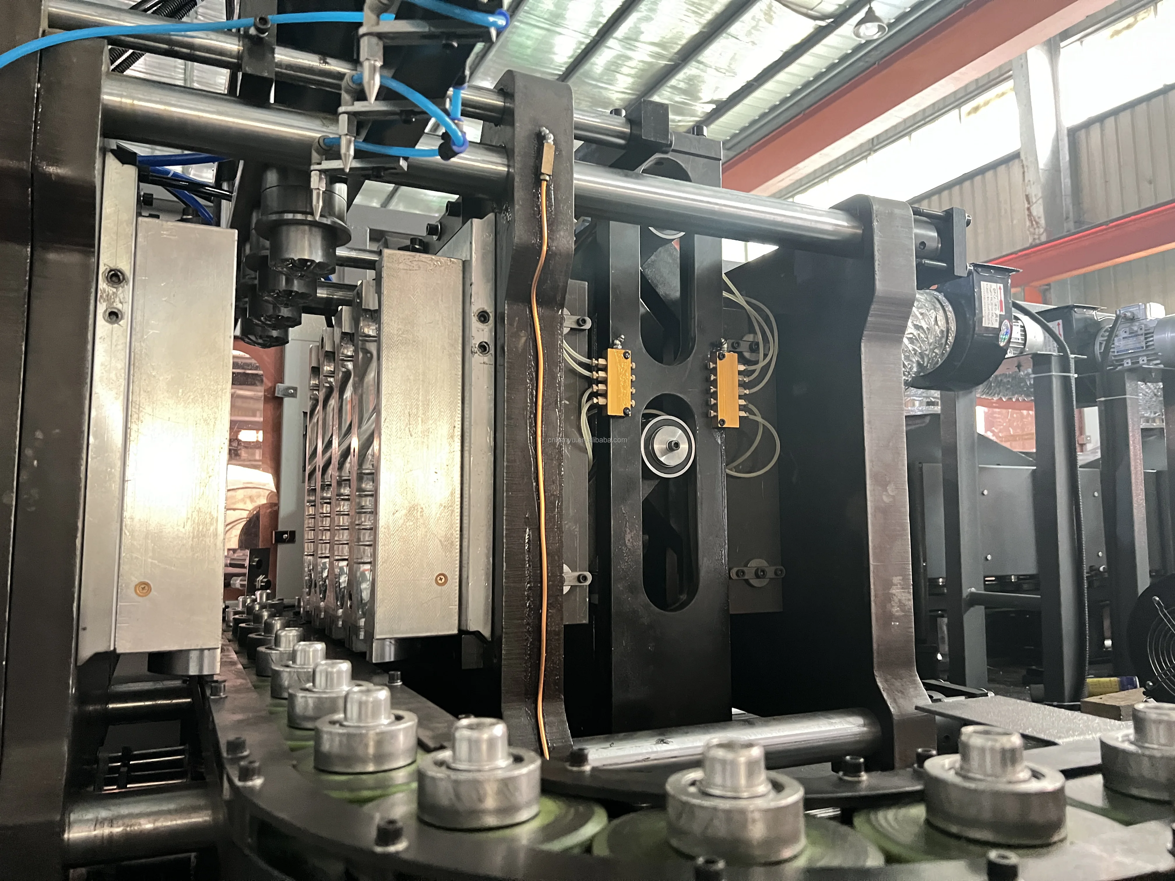 4000BPH 4 полости Автоматическая выдувная машина до 2 литра ПЭТ бутылка Ханьюй