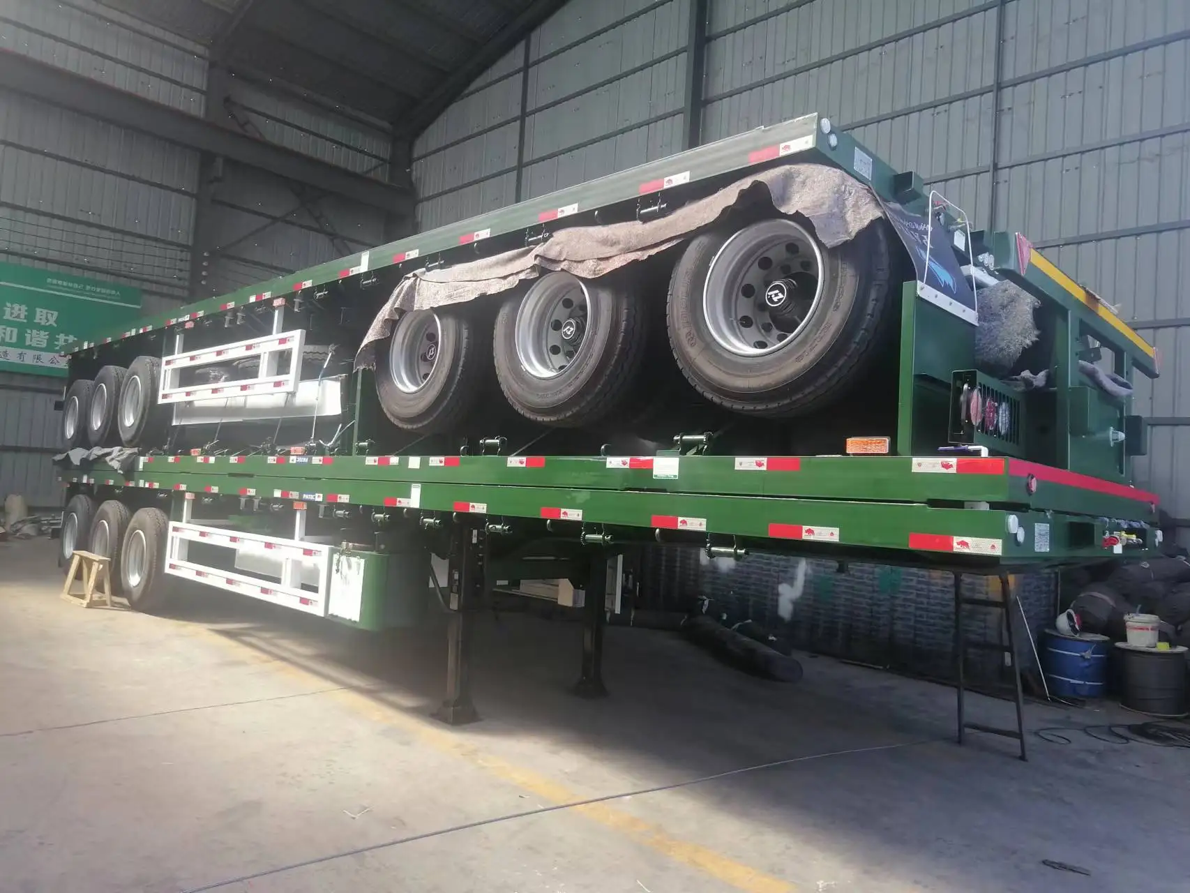 China Brand 3 Axle 40ft Shipping Container Flatbed Semi Trailer For Sale