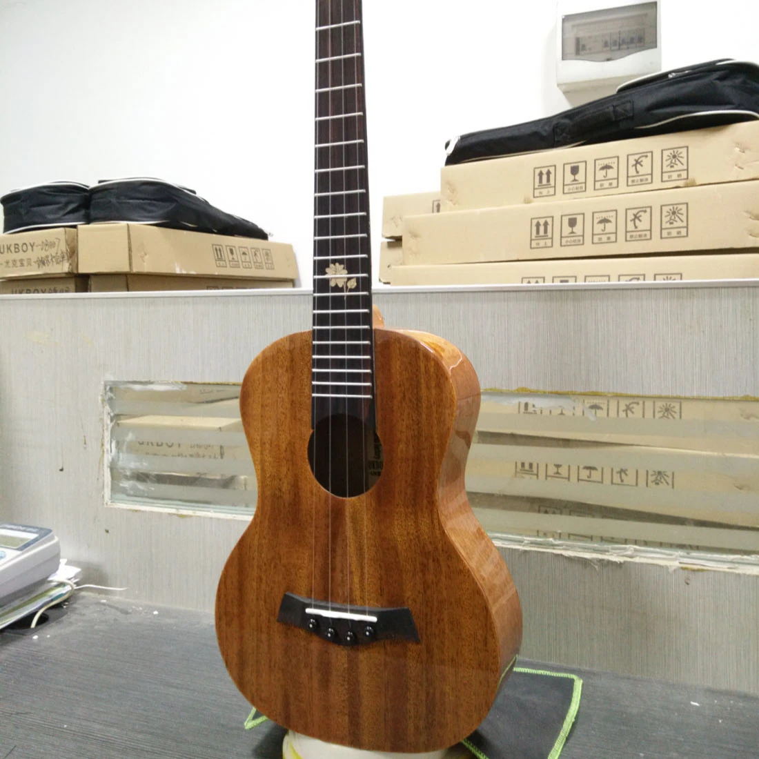 New Musical Instrument 26 Inch Solid Wood Ukulele Elegant Bright Surface Mahogany Veneer Ukulele