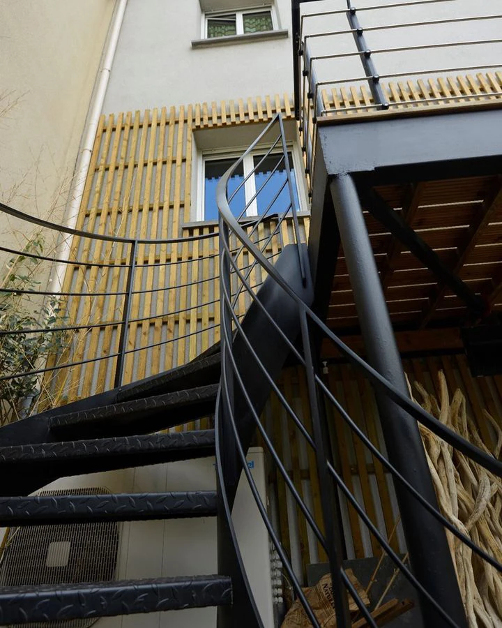 Customized decorative steel Curved stairs outdoor cabe railing external metal staircase