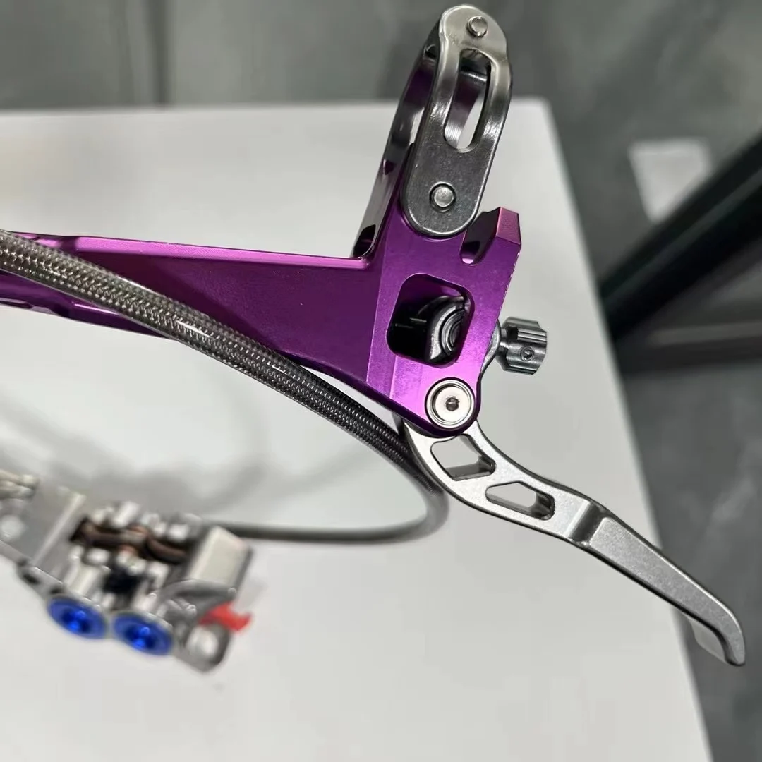 High-end bicycle hydraulic disc brake uses 4-piston technology