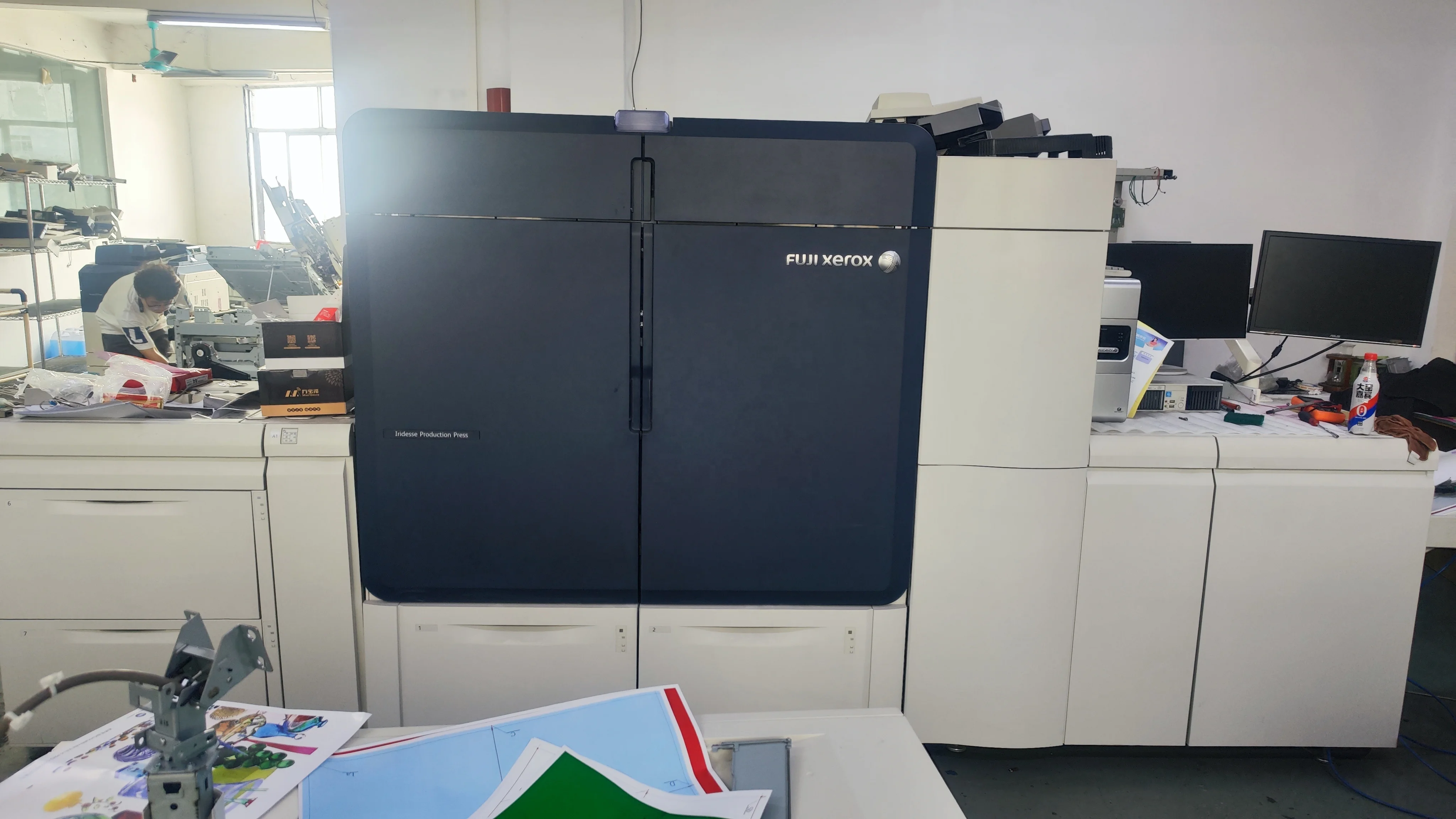 Новая конкурентоспособная модель для производственного принтера Xerox Iridesse с 6-цветным Тонер-картриджем