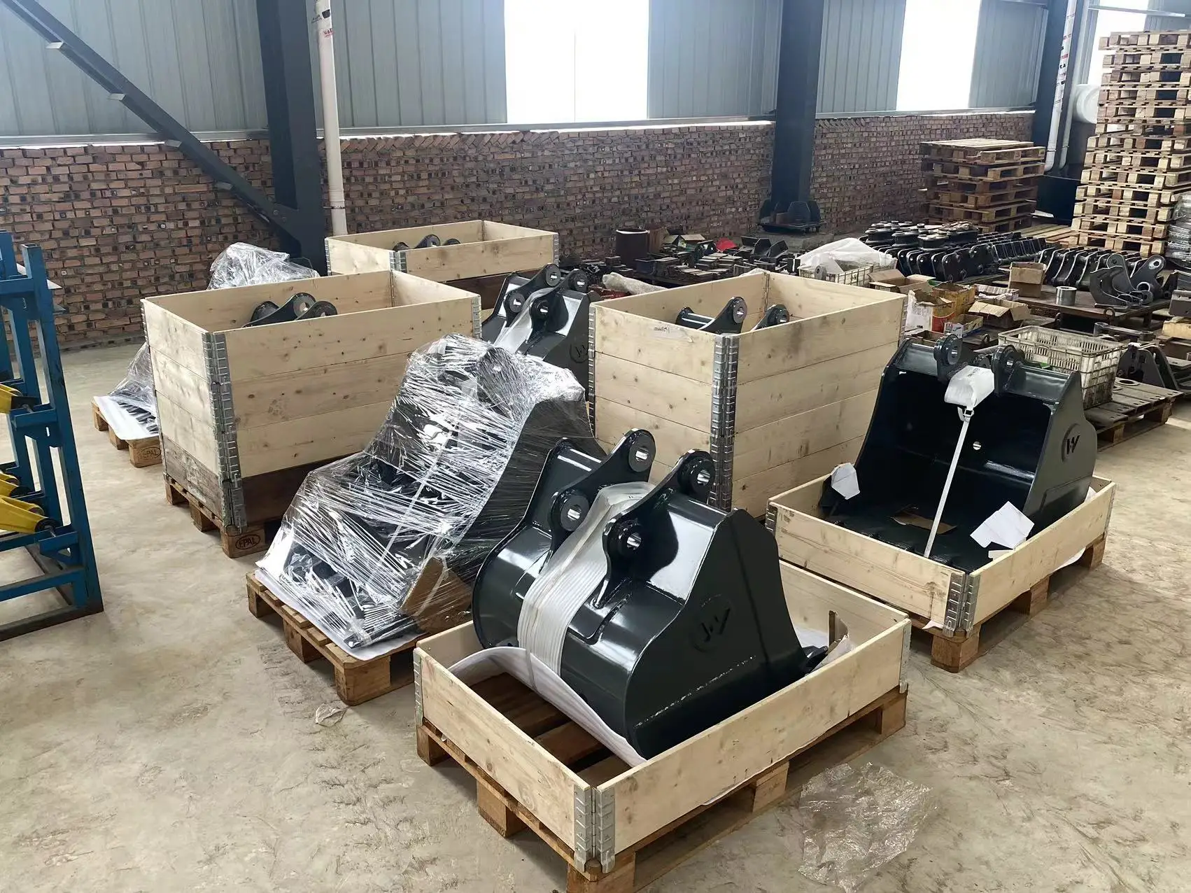 YHCM Wholesale CE Construction Accessories Mini 1.2Ton 1 Ton 1.6Ton Digger Teeth Excavator Bucket