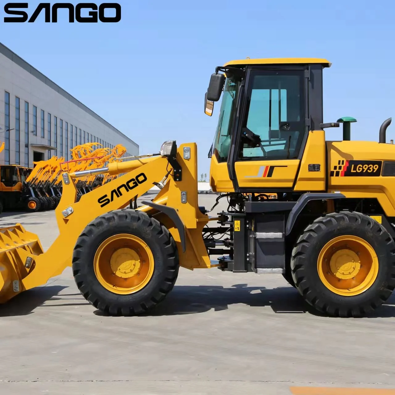 LG939 800kg 1.5 ton mini articulated pallet fork for wheel loader hydraulic pump 2 ton 4 wheel front end loader transmission oil