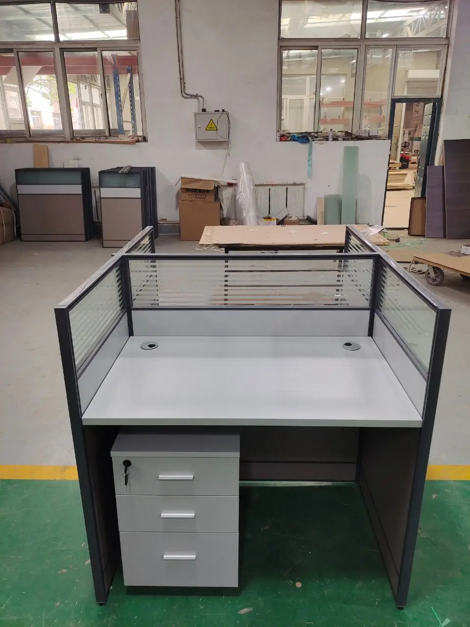 China Manufacturer Modern Modular Office Furniture Workstation 4 Seater Office Workstation Desk