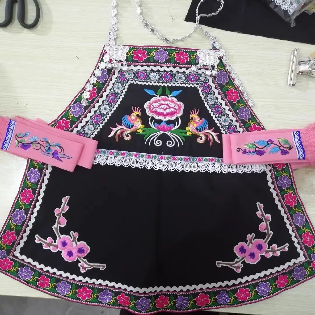 
Chinese national apron 