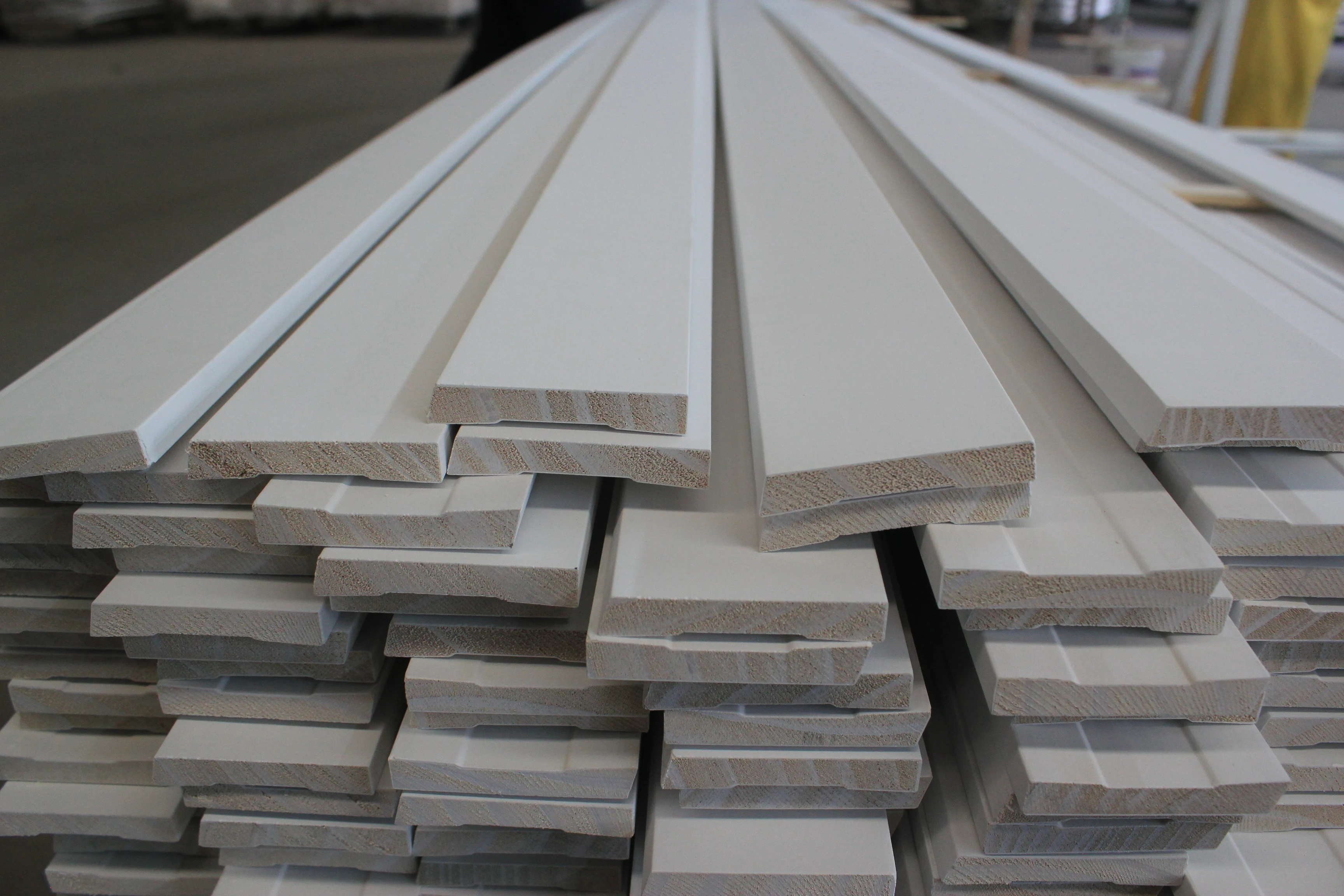 Primed Pine Bull Nose Pencil Round Baseboard Moulding