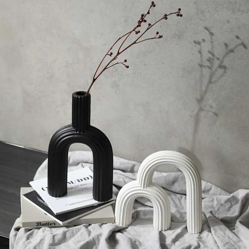 Wholesale Nordic style wedding centerpiece vase black and white donut shaped ceramic vase for home decoration