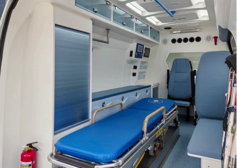 New Rear Wheel Drive 4X2 Diesel Engine Support Equipment Customization Hiace High Roof Ambulance Vehicle