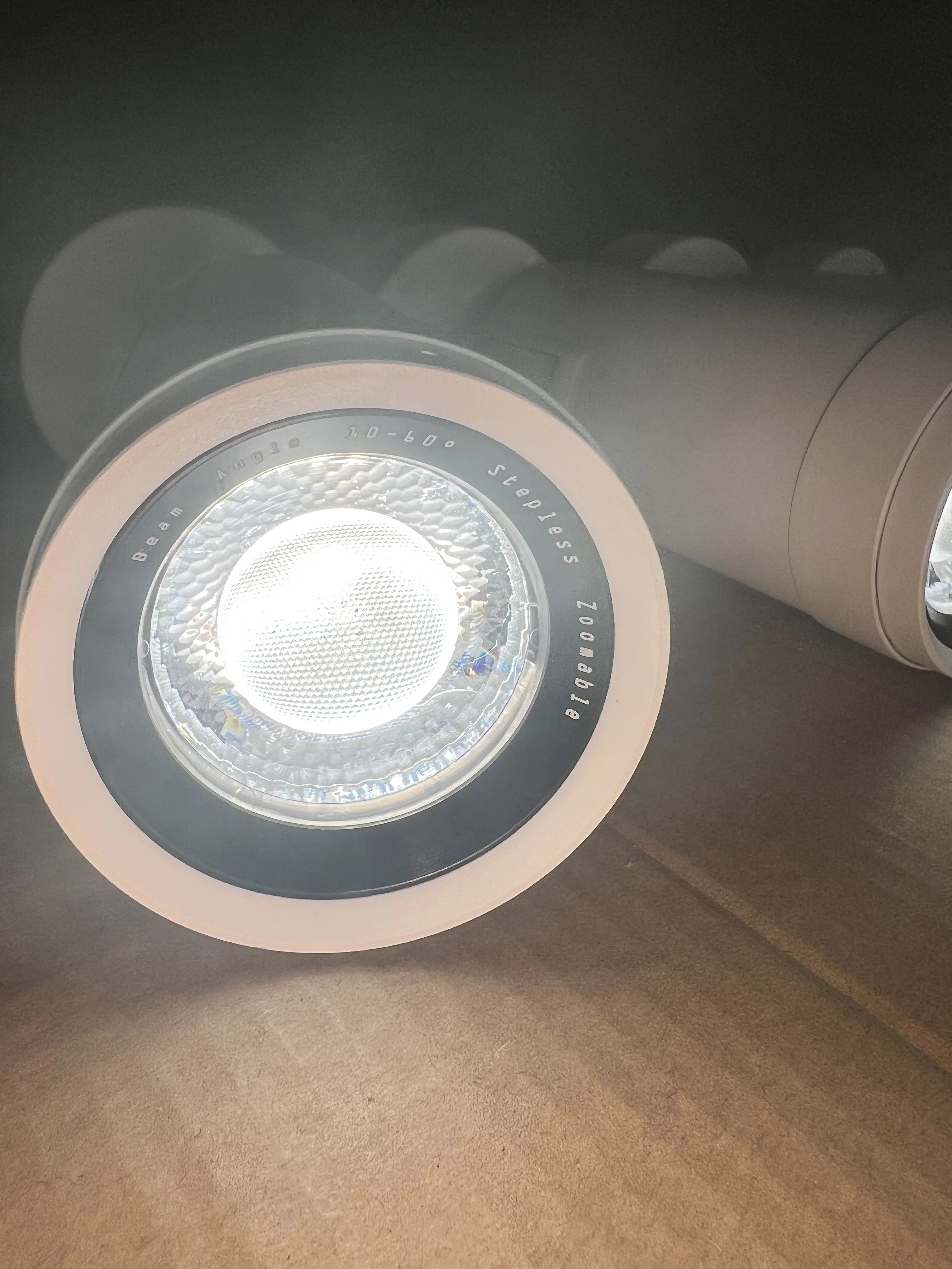 Art gallery track lighting high CRI adjustable and zoomable flood-type and spot-type spotlight for art display