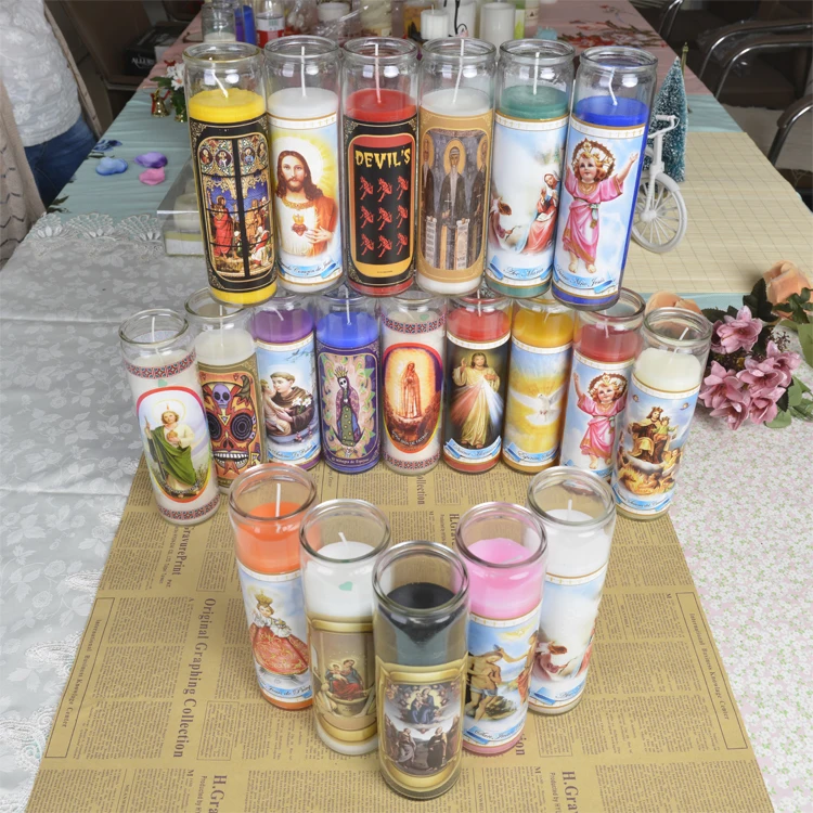Розовая молитвенная свеча леди Гуадалупе в стеклянной банке девственная